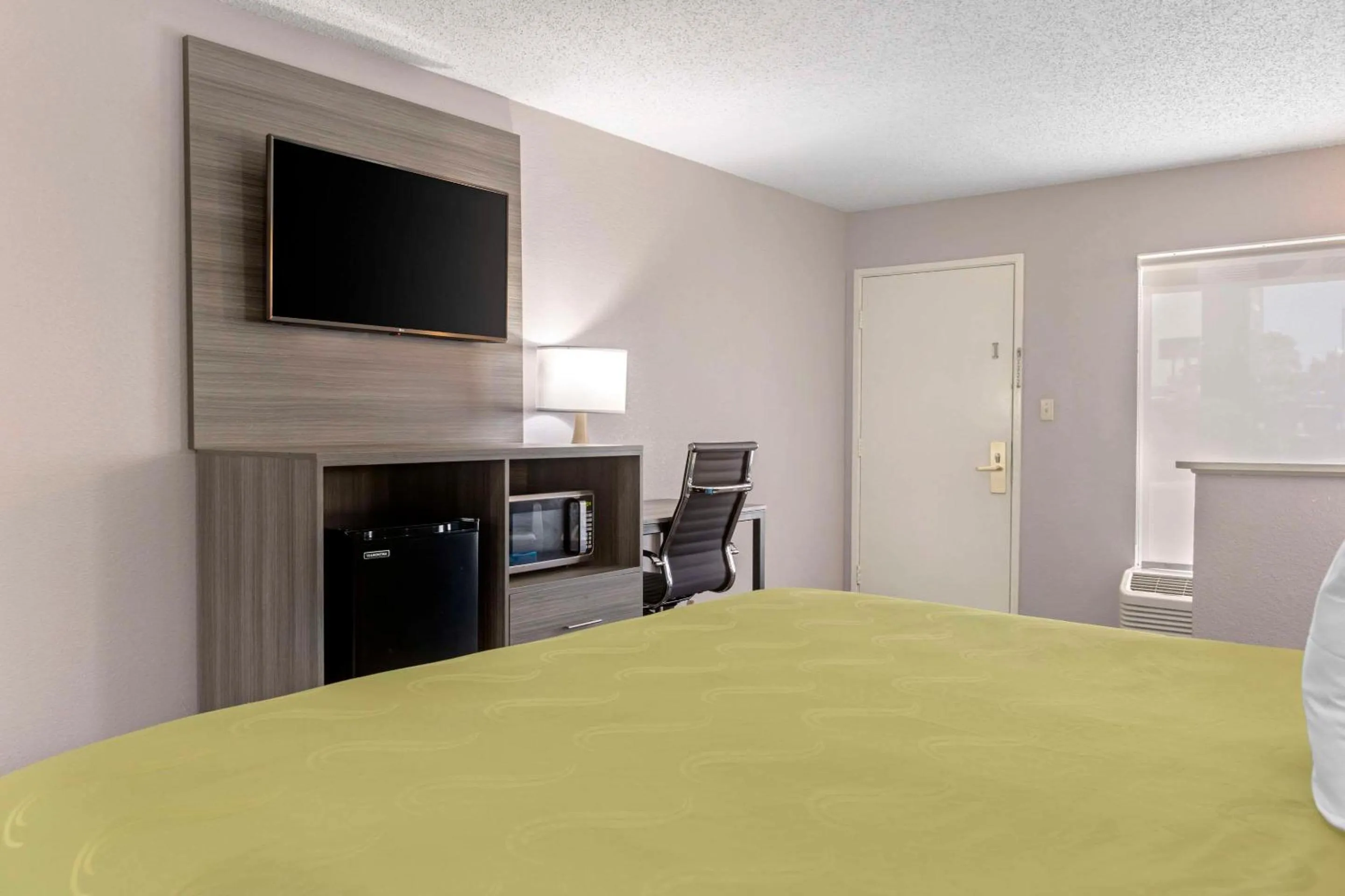 Bedroom, Bed in Quality Inn Newberry