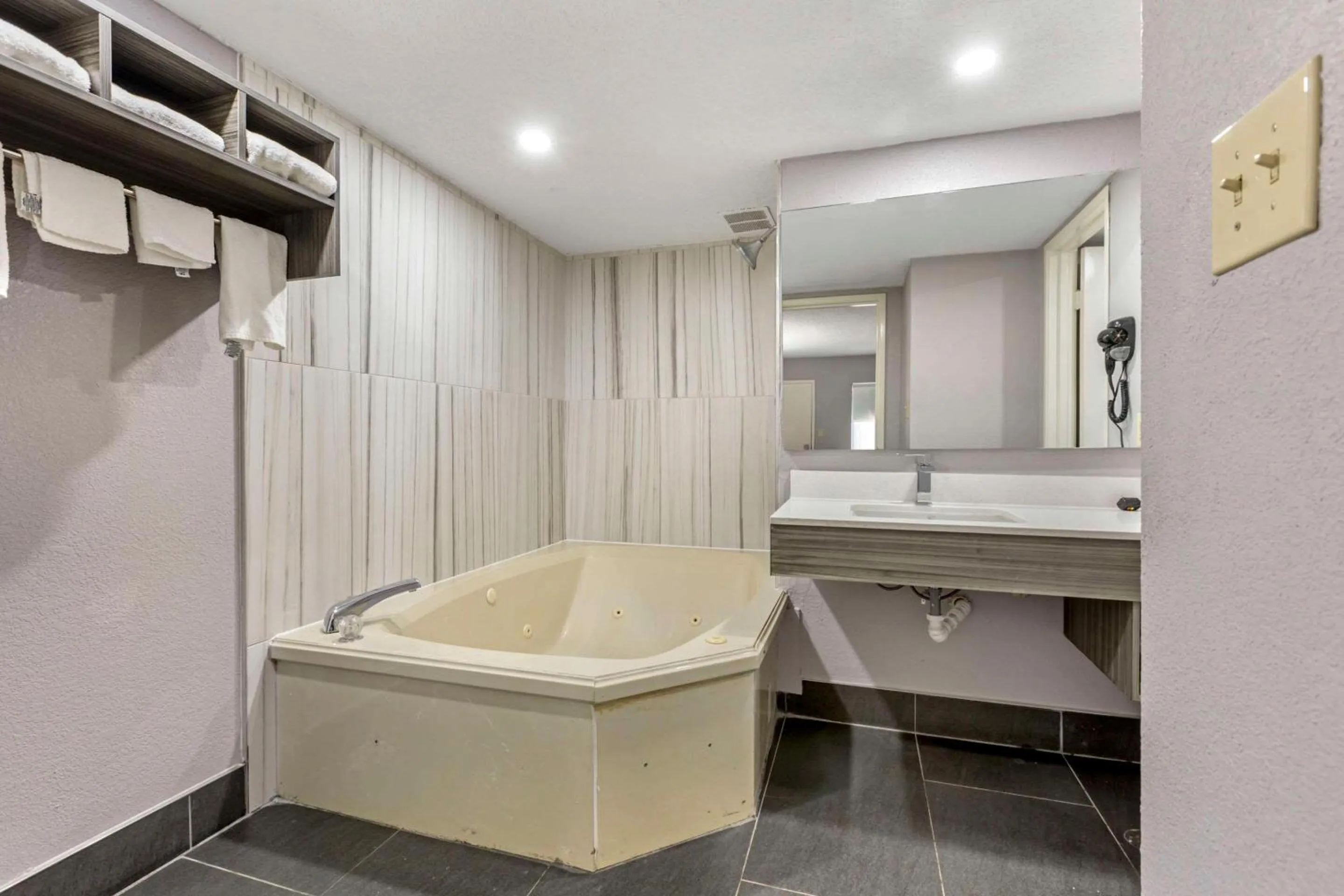 Bedroom in Quality Inn Newberry