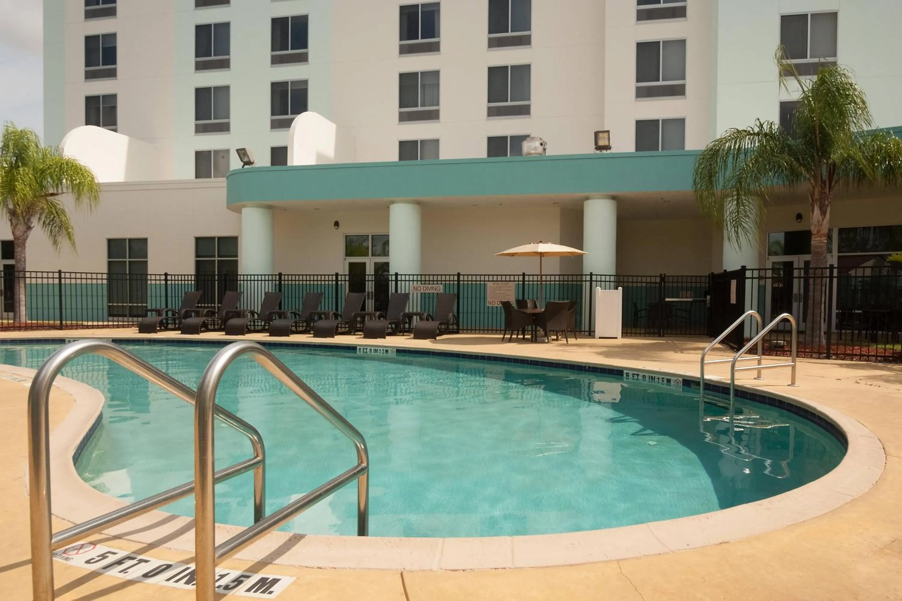 Swimming pool in SpringHill Suites Orlando Airport