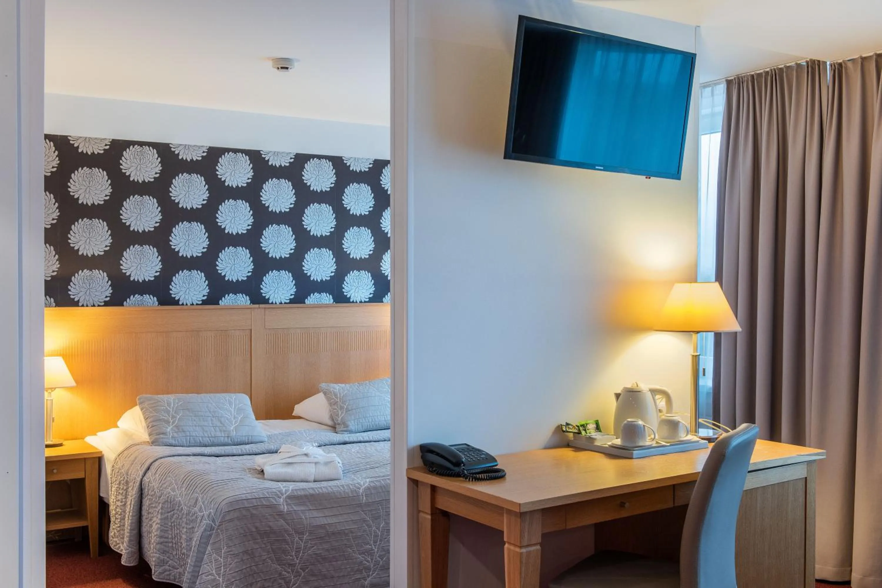 Seating area, Bed in Hotel Panorama