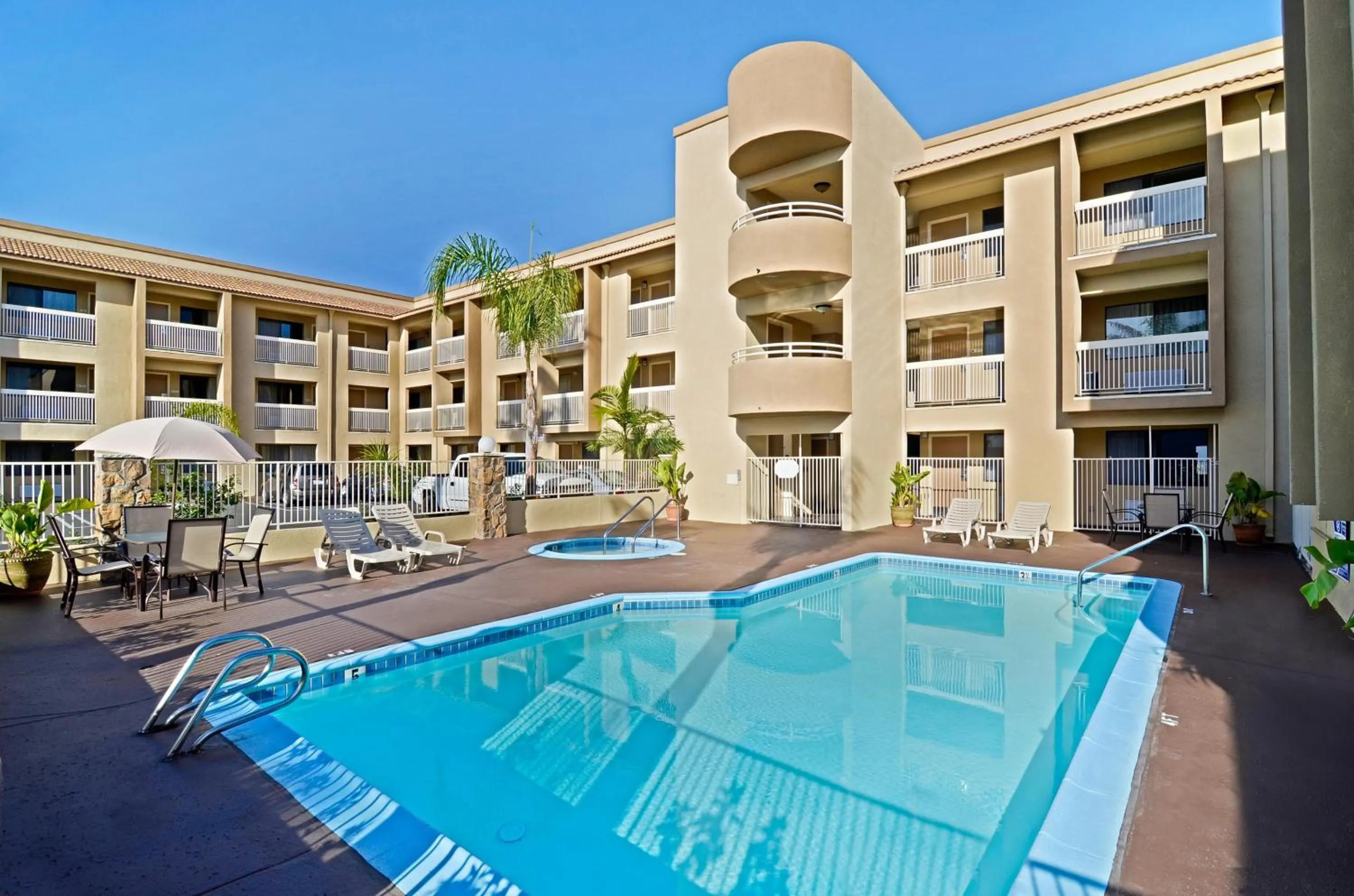 Swimming pool in Chula Vista Inn
