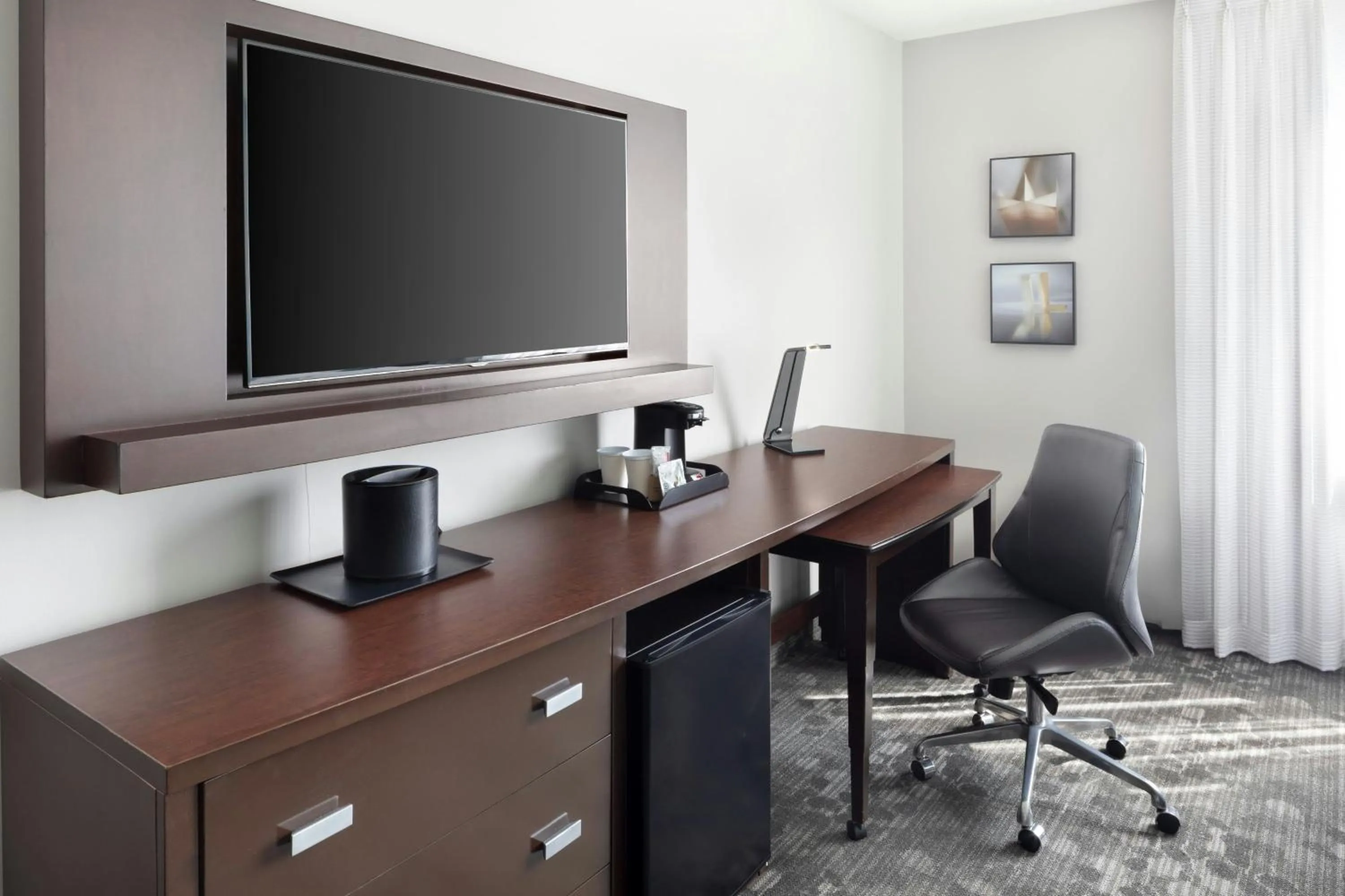 Photo of the whole room in Courtyard Miami Dadeland