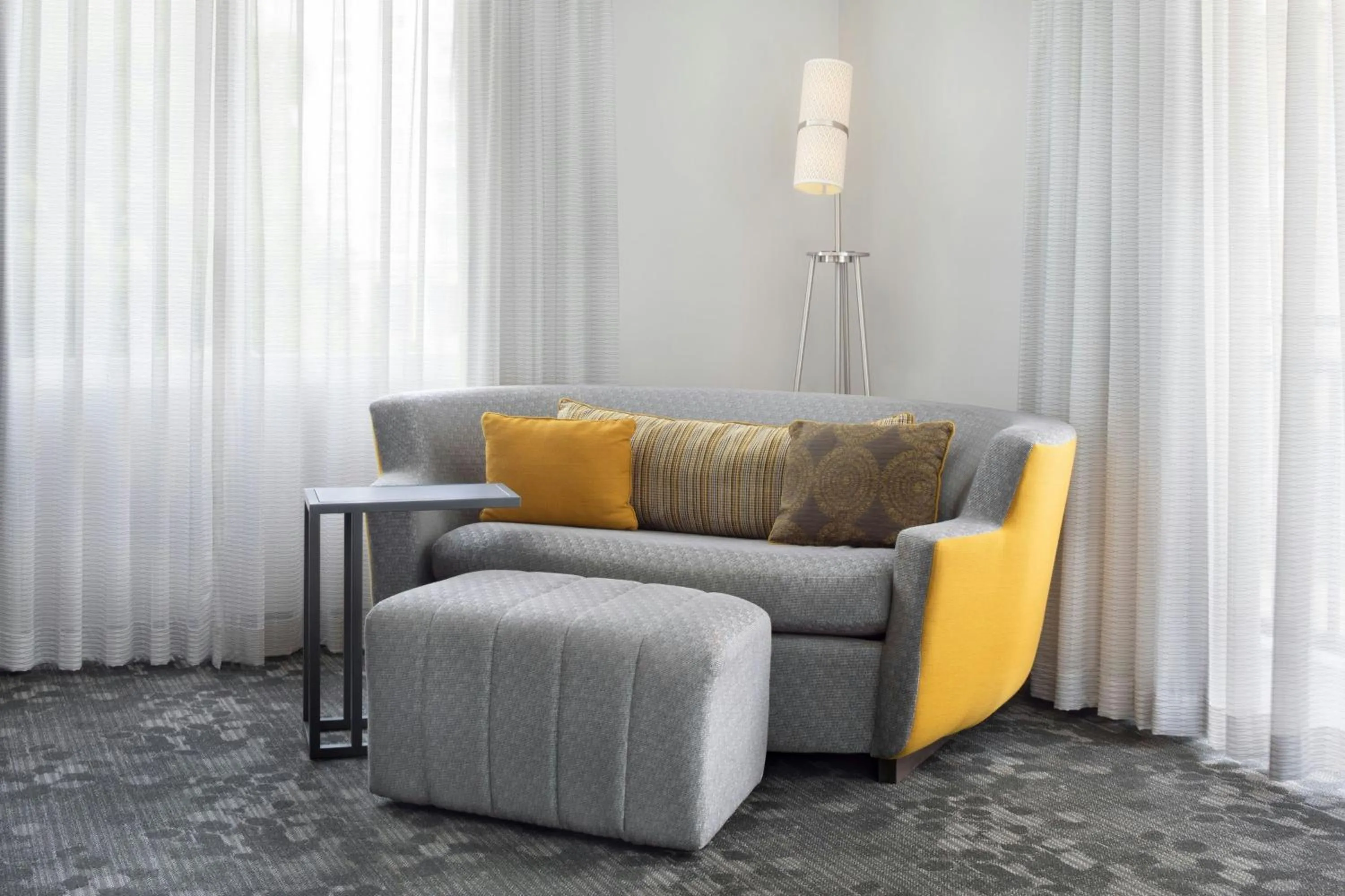 Photo of the whole room in Courtyard Miami Dadeland