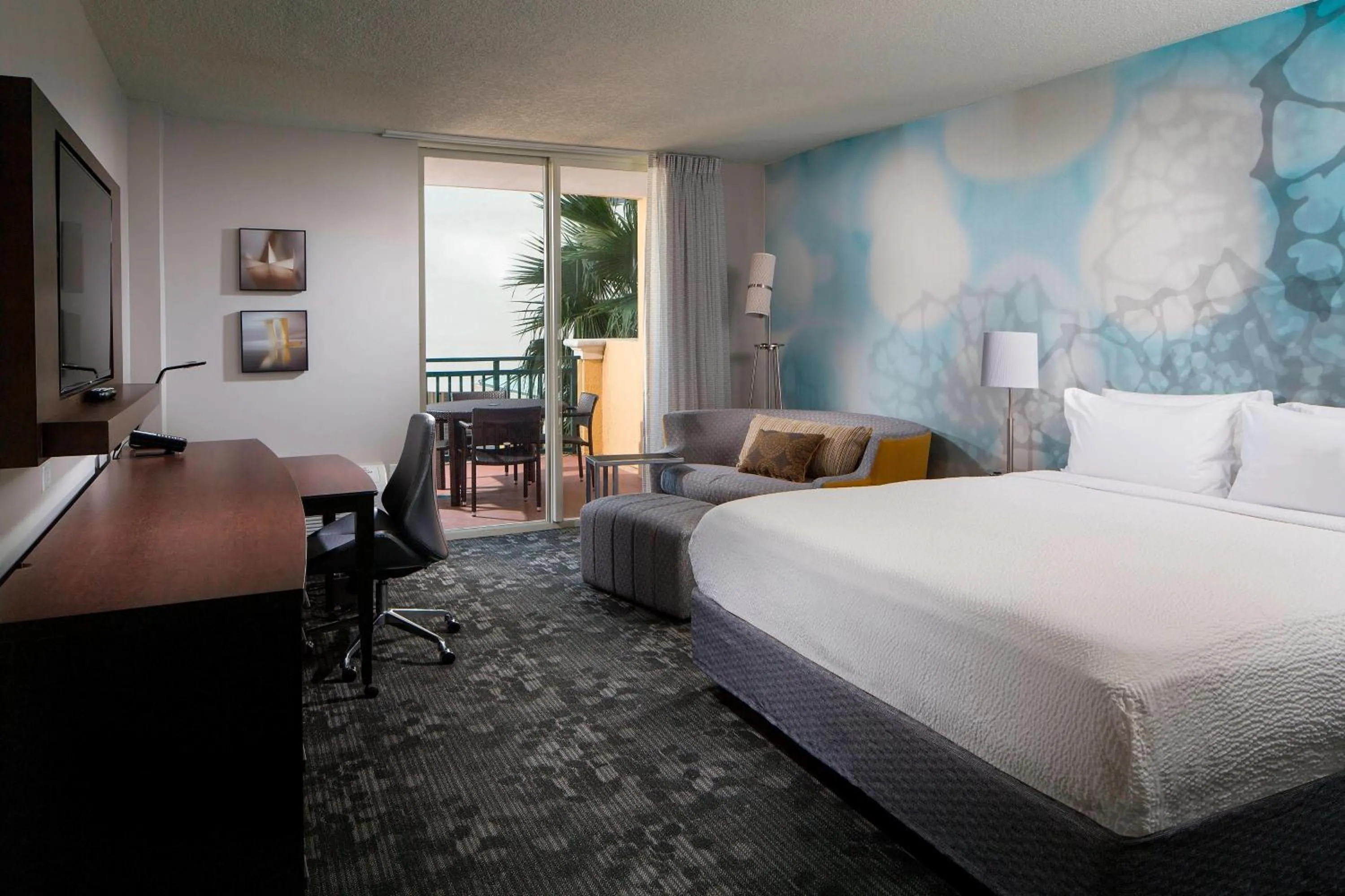 Photo of the whole room, Bed in Courtyard Miami Dadeland