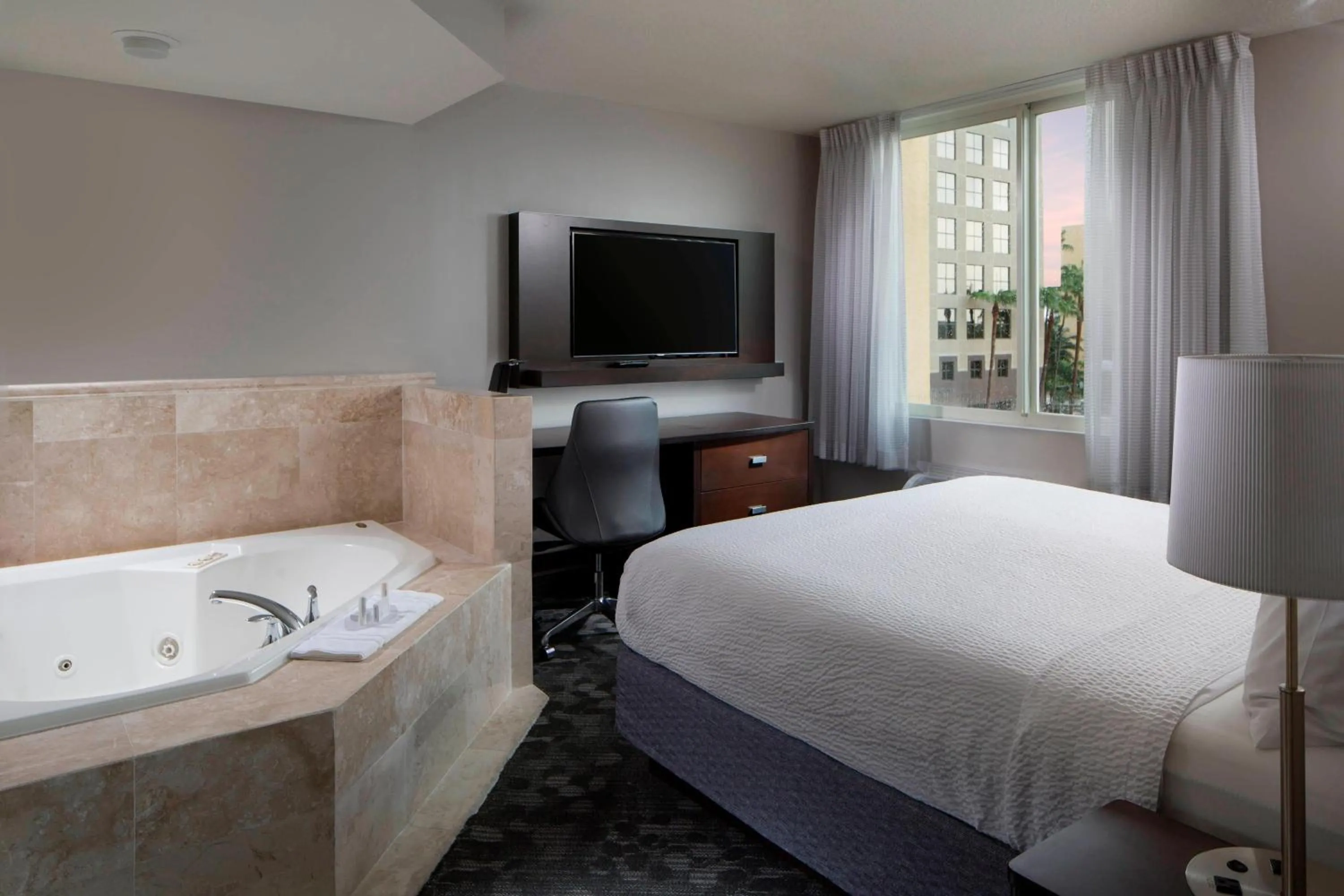 Photo of the whole room, Bed in Courtyard Miami Dadeland