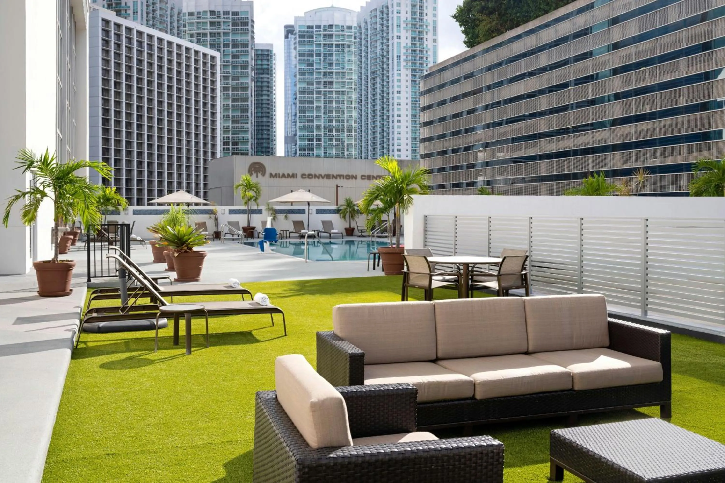 Swimming pool in Courtyard Miami Downtown Brickell Area