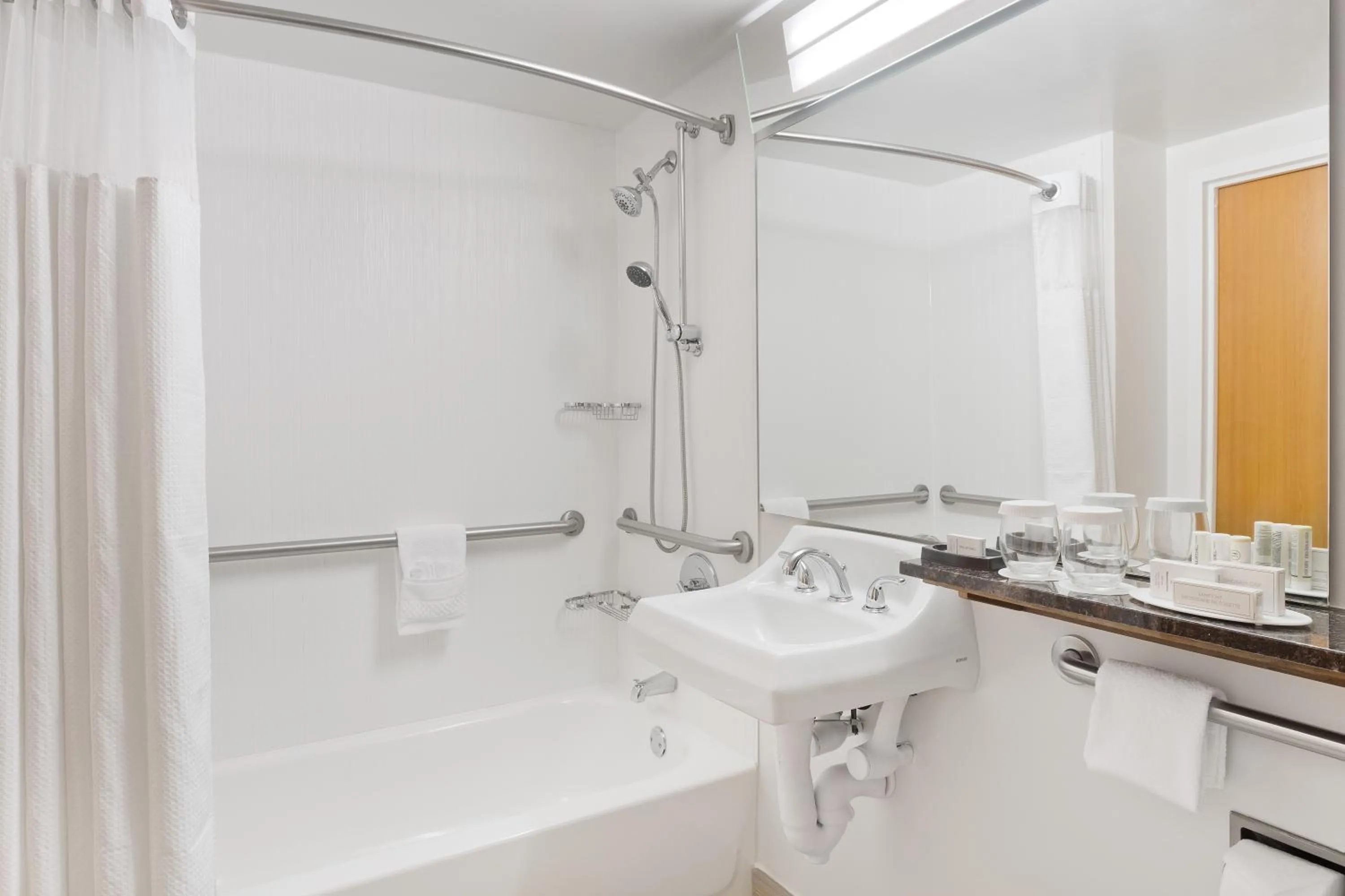 Bath in Courtyard Miami Downtown Brickell Area