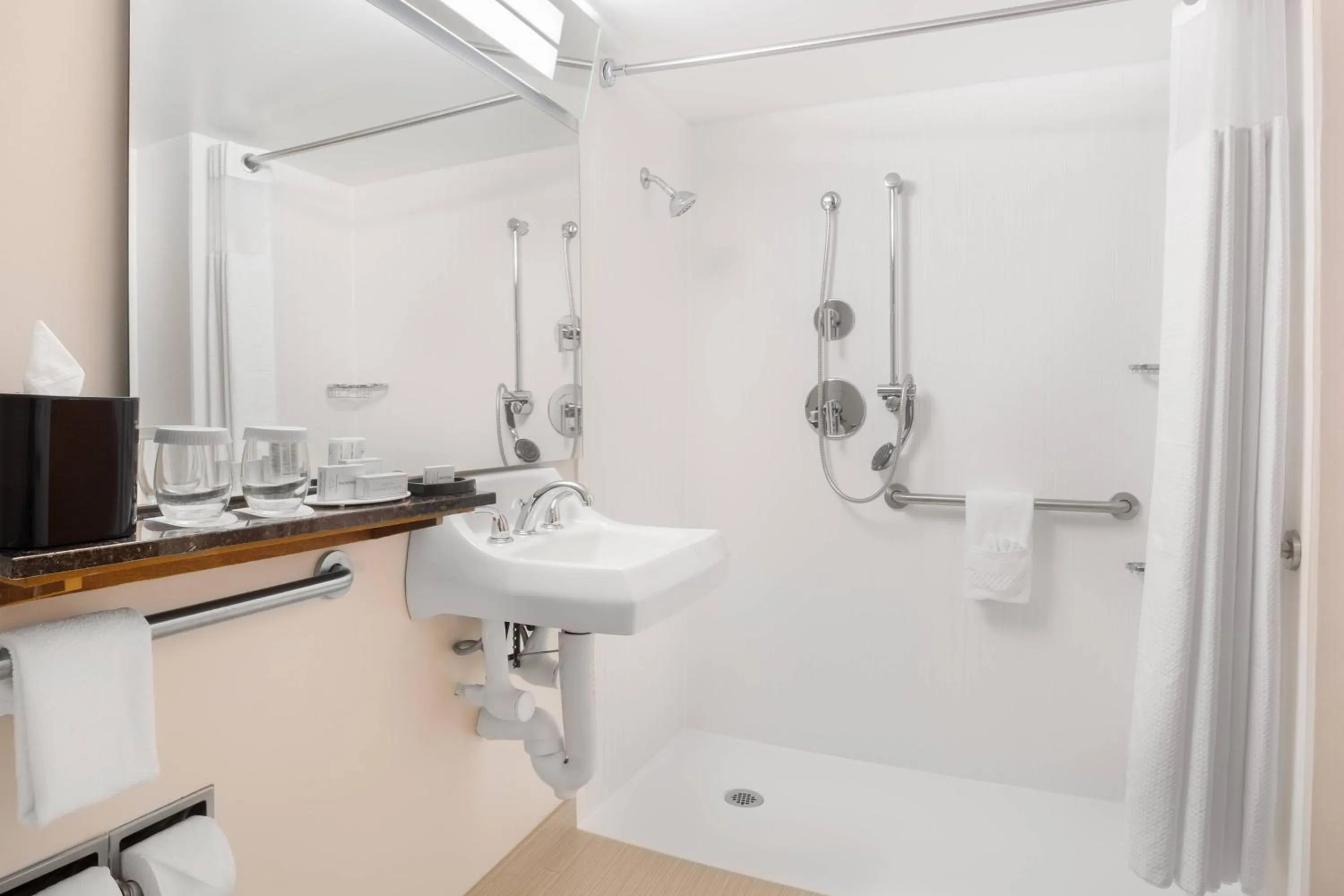 Bathroom in Courtyard Miami Downtown Brickell Area