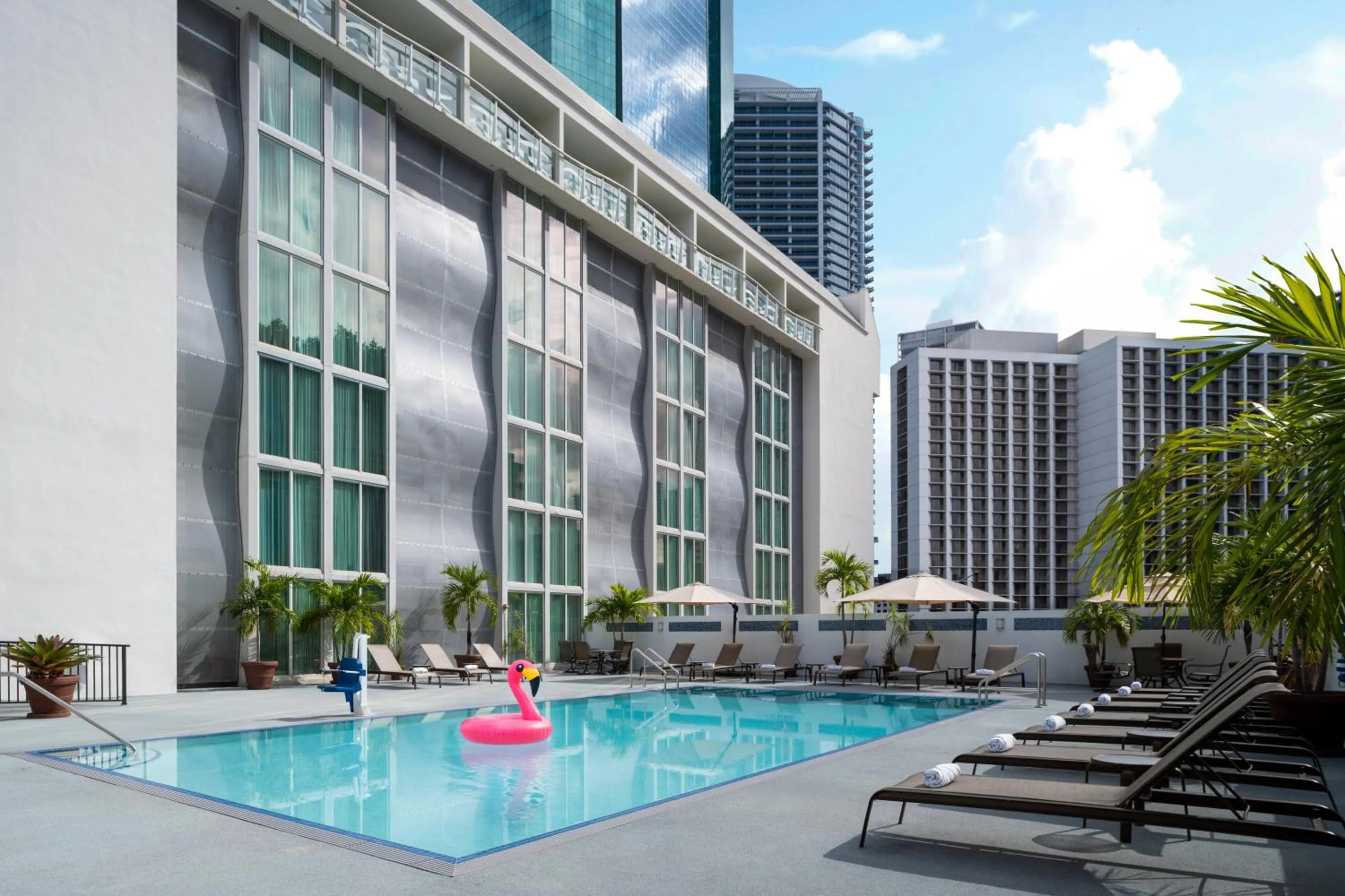 Pool view in Courtyard Miami Downtown Brickell Area