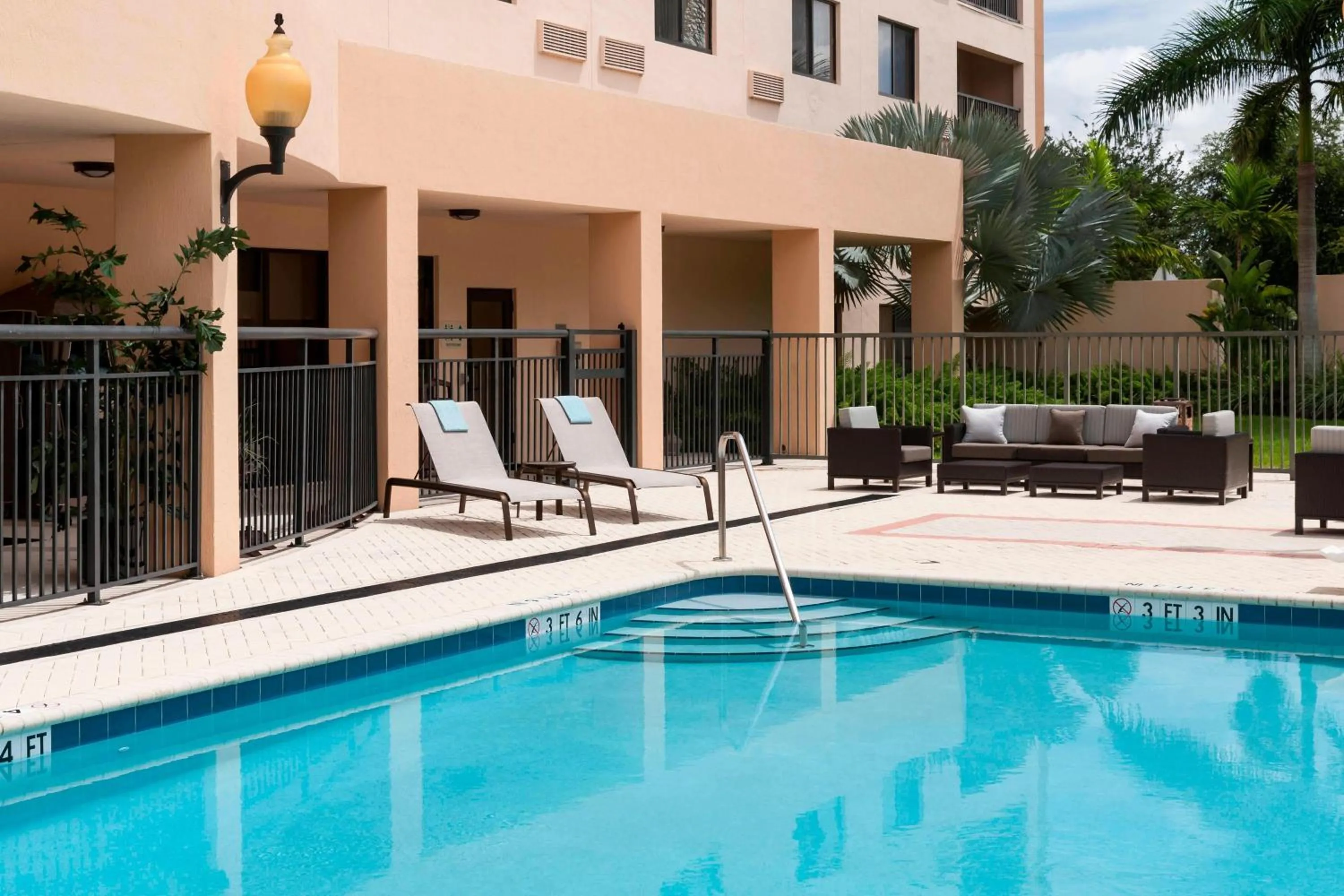 Swimming pool in Courtyard by Marriott Miami at Dolphin Mall