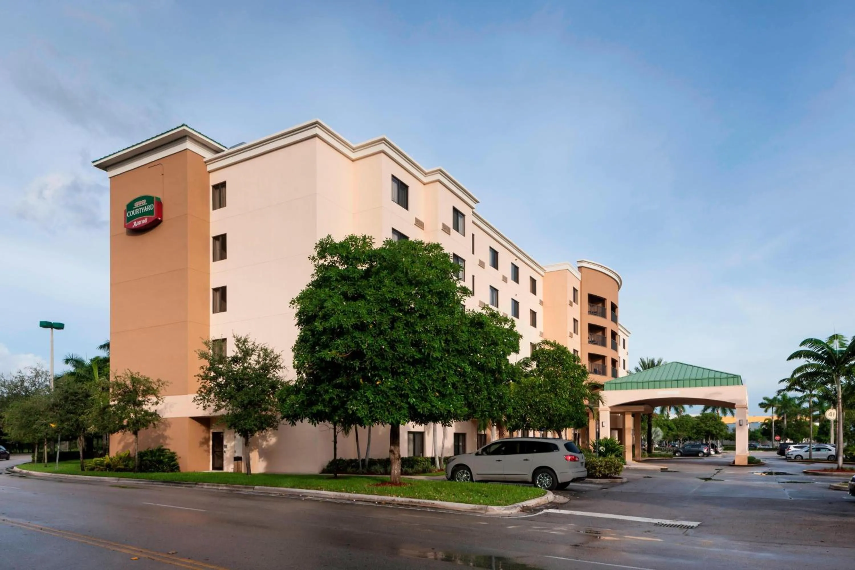 Property building in Courtyard by Marriott Miami at Dolphin Mall