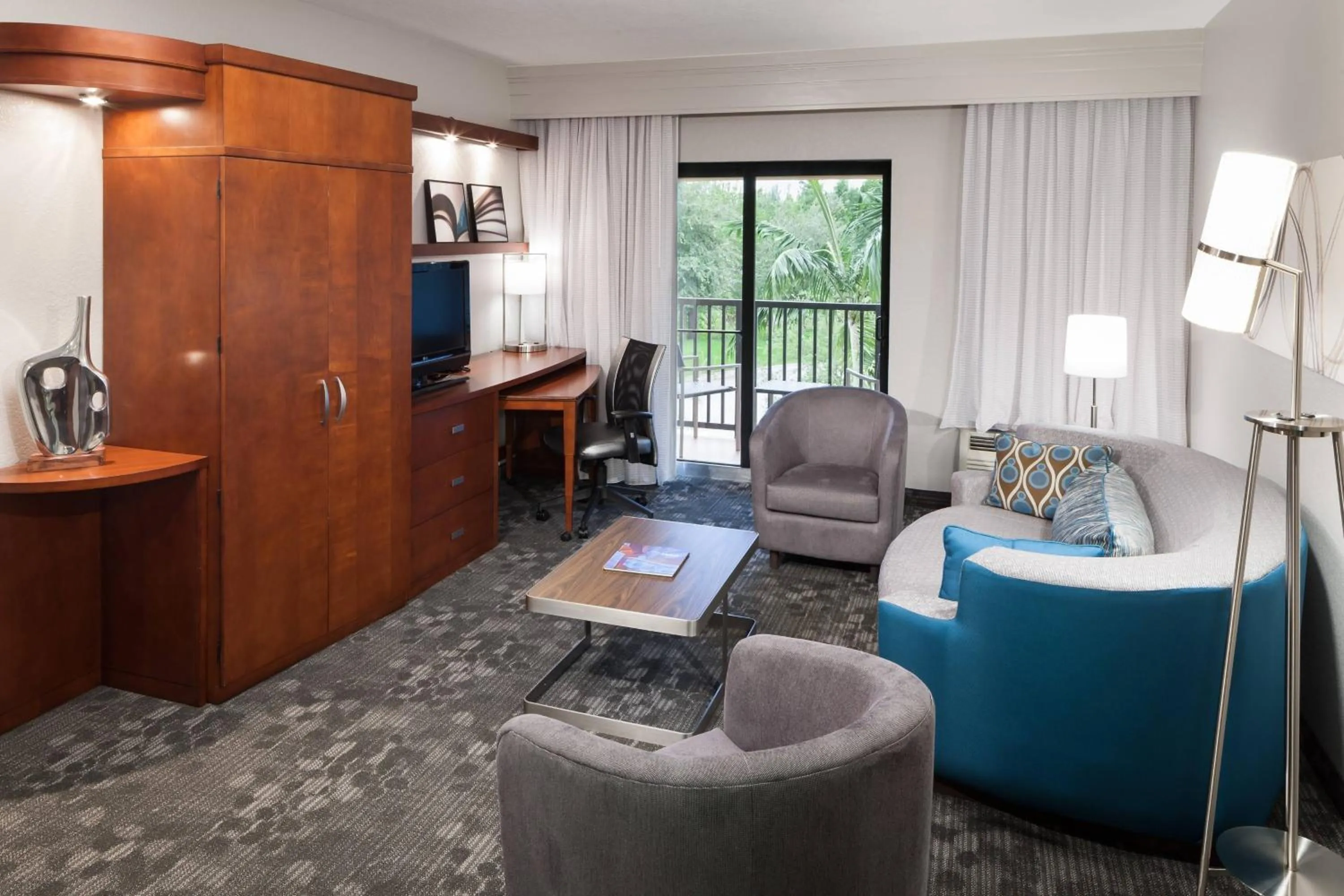 Living room in Courtyard by Marriott Miami at Dolphin Mall