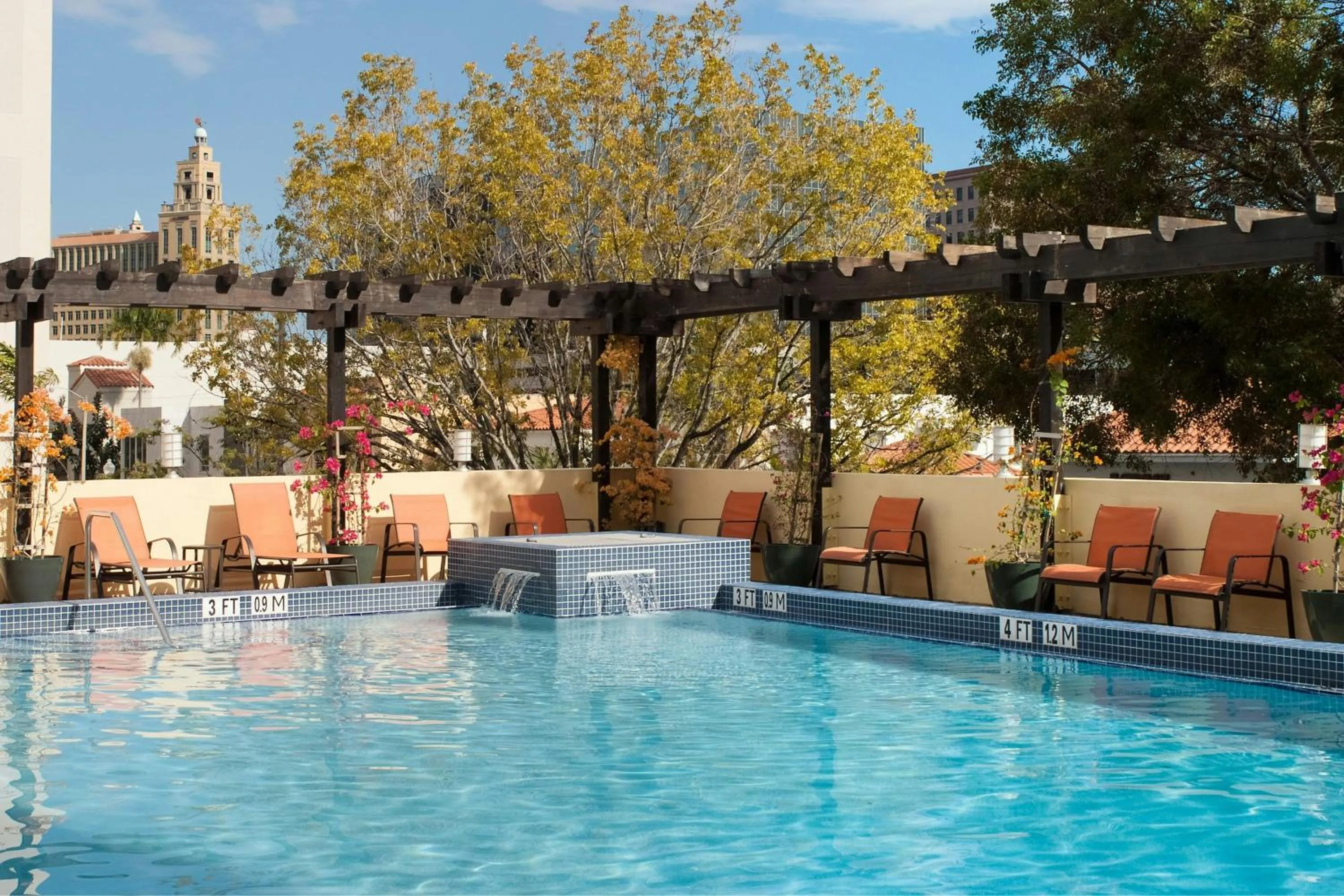 Swimming pool in Courtyard Miami Coral Gables