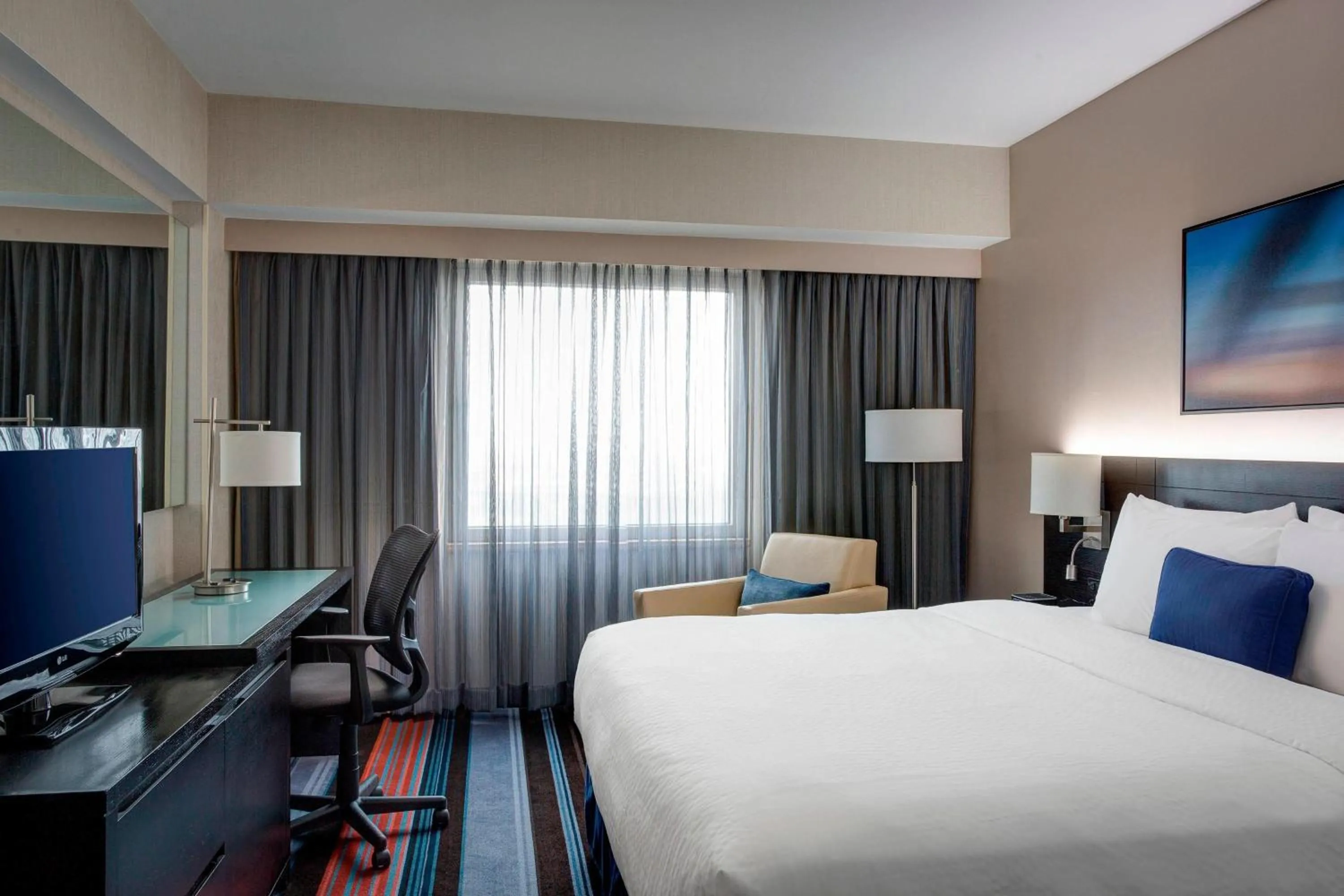 Photo of the whole room, Bed in Courtyard by Marriott New York JFK Airport