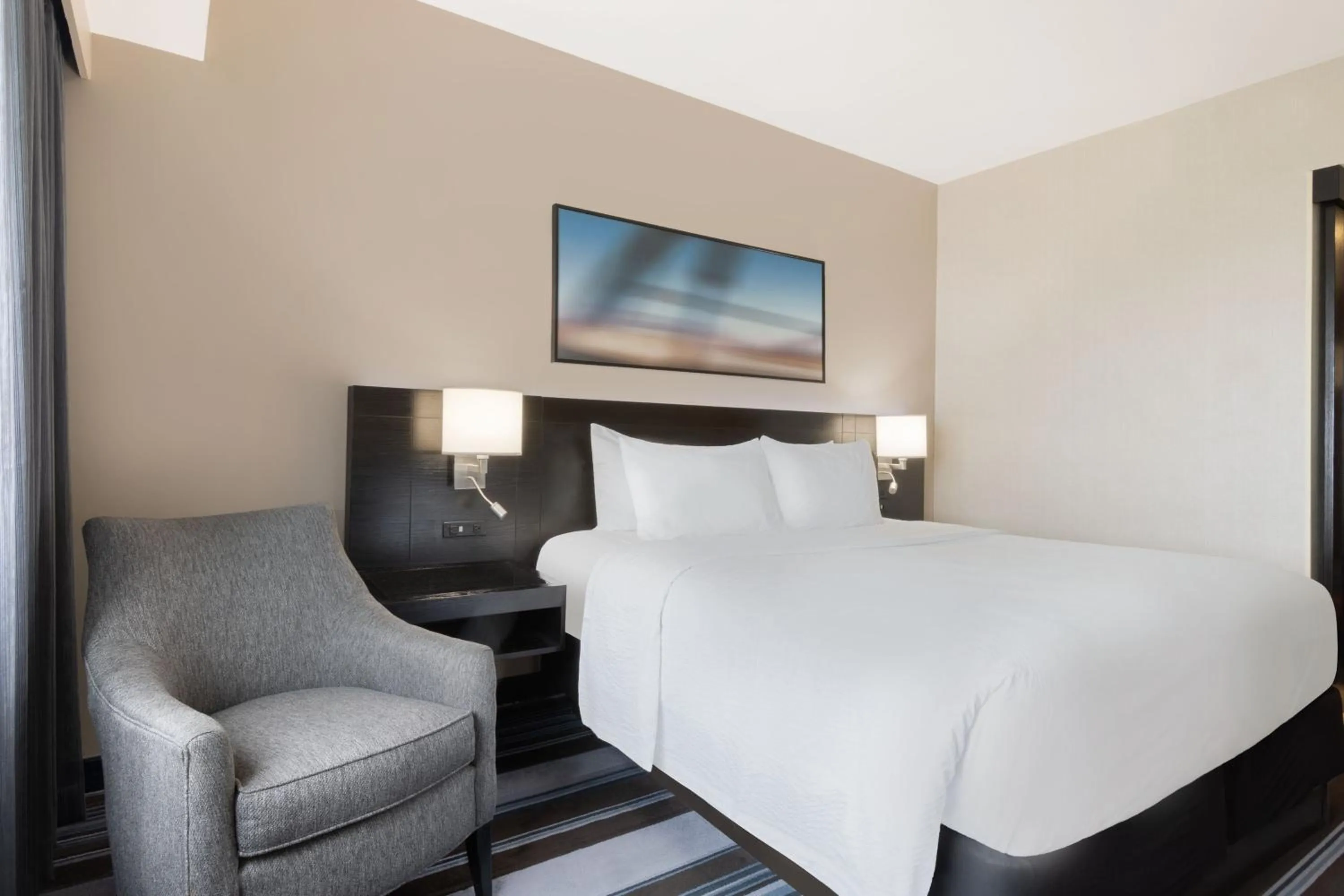 Photo of the whole room, Bed in Courtyard by Marriott New York JFK Airport