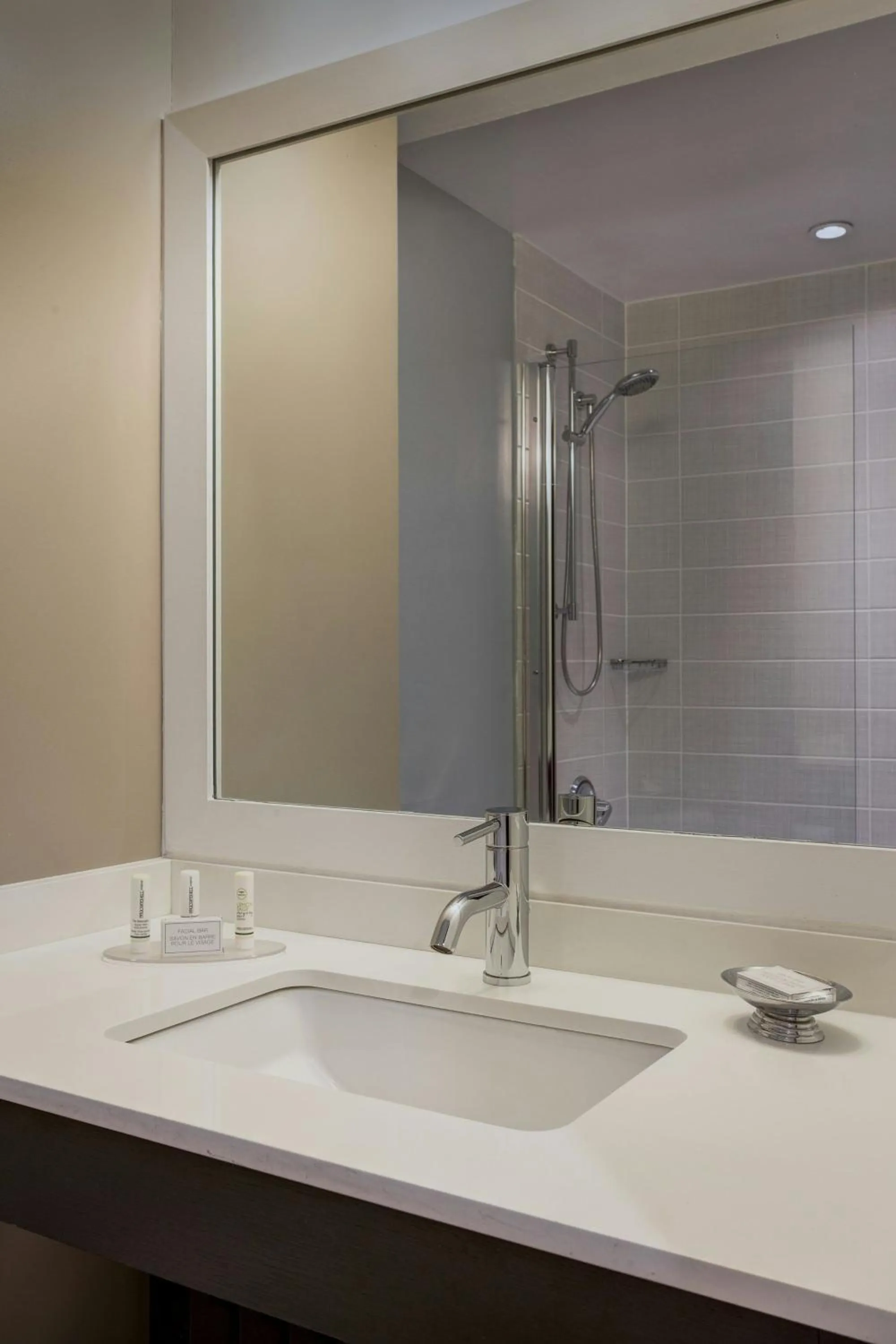 Bathroom in Courtyard by Marriott New York JFK Airport