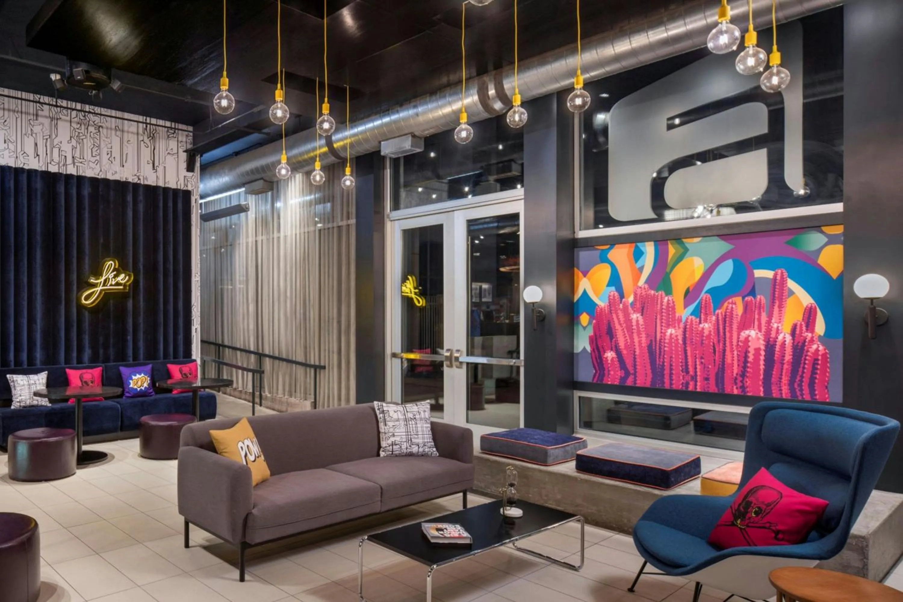 Lounge or bar in Aloft Phoenix Airport