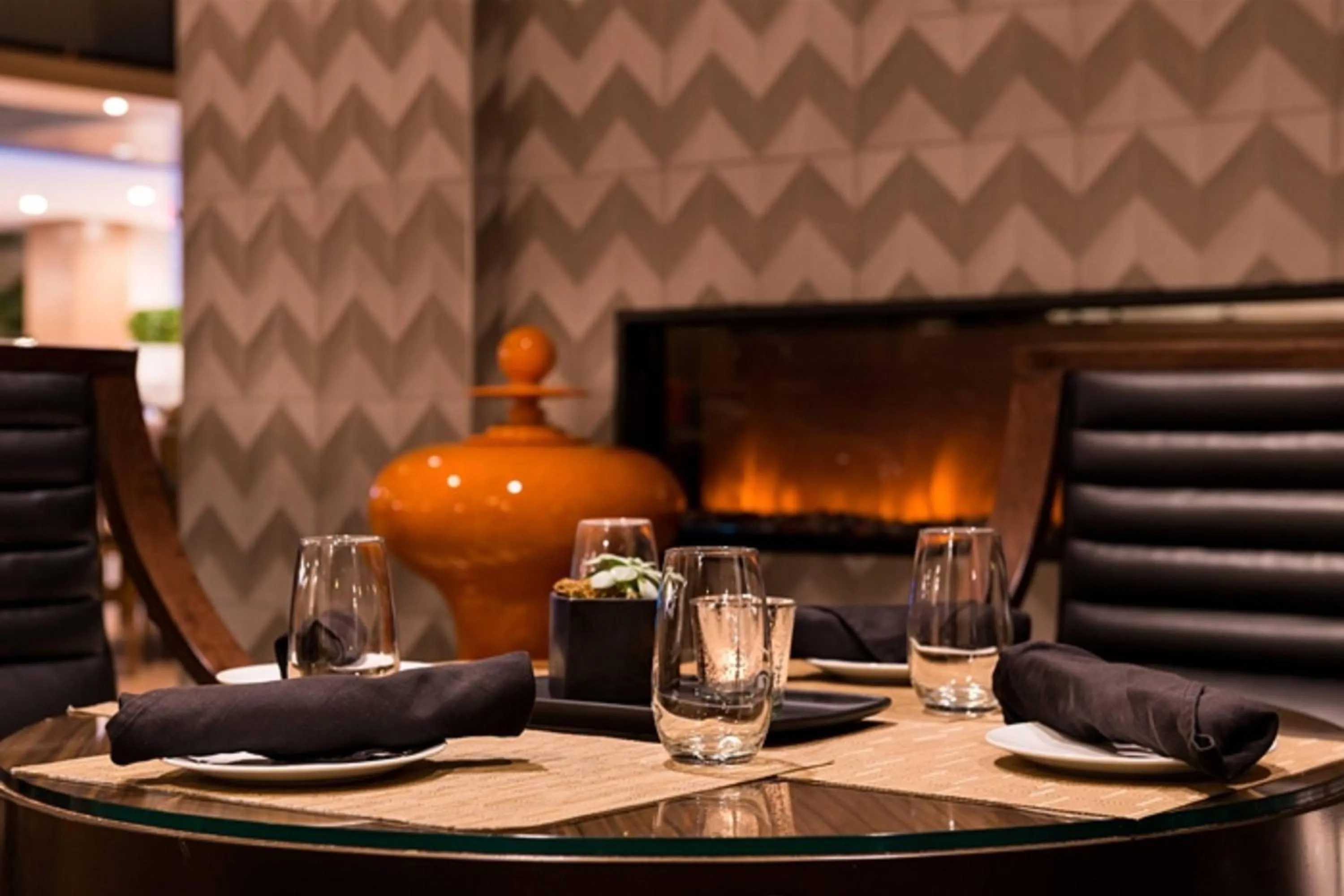 Lounge or bar in Marriott Melville Long Island