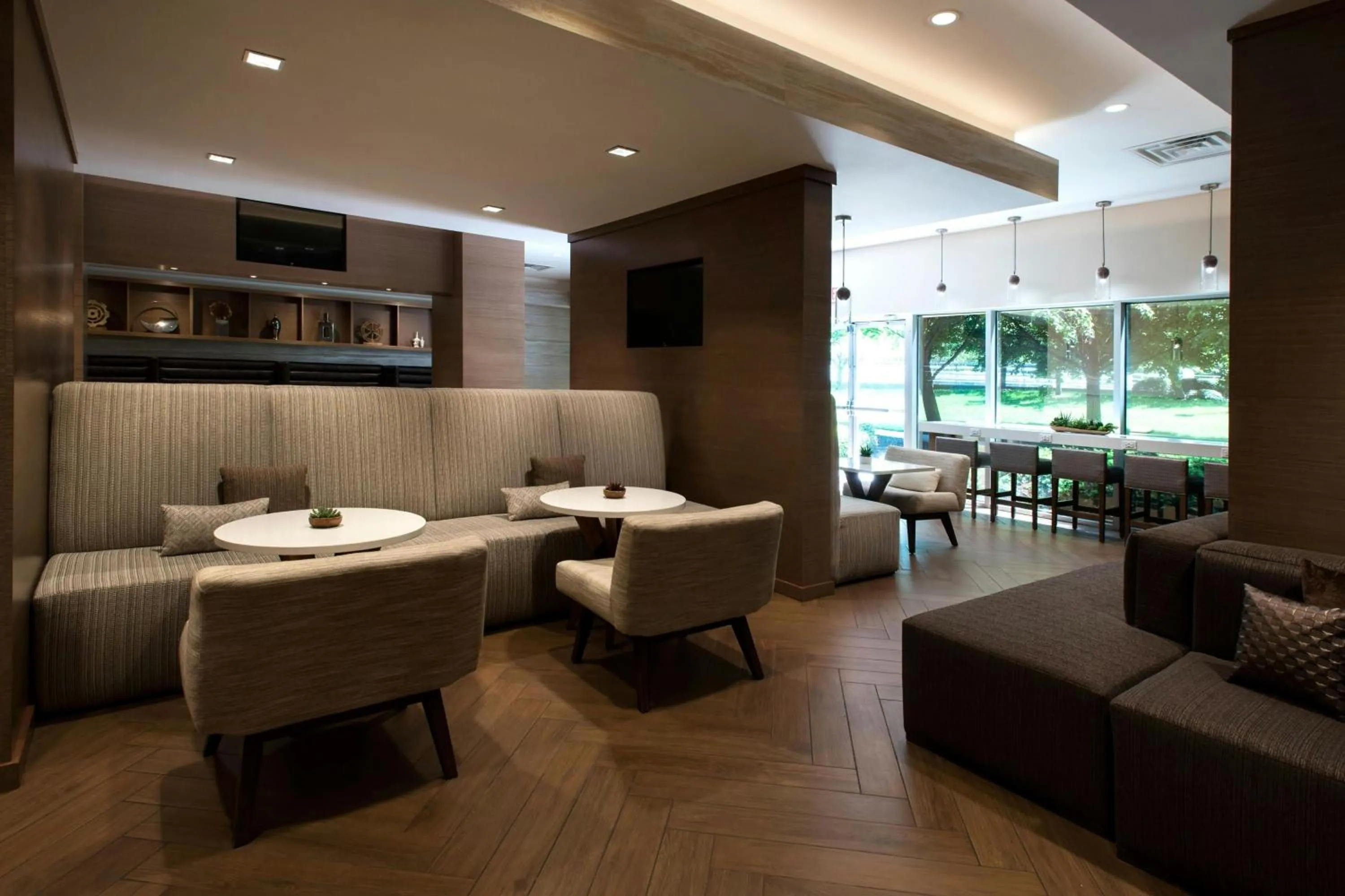 Lounge or bar in Marriott Melville Long Island