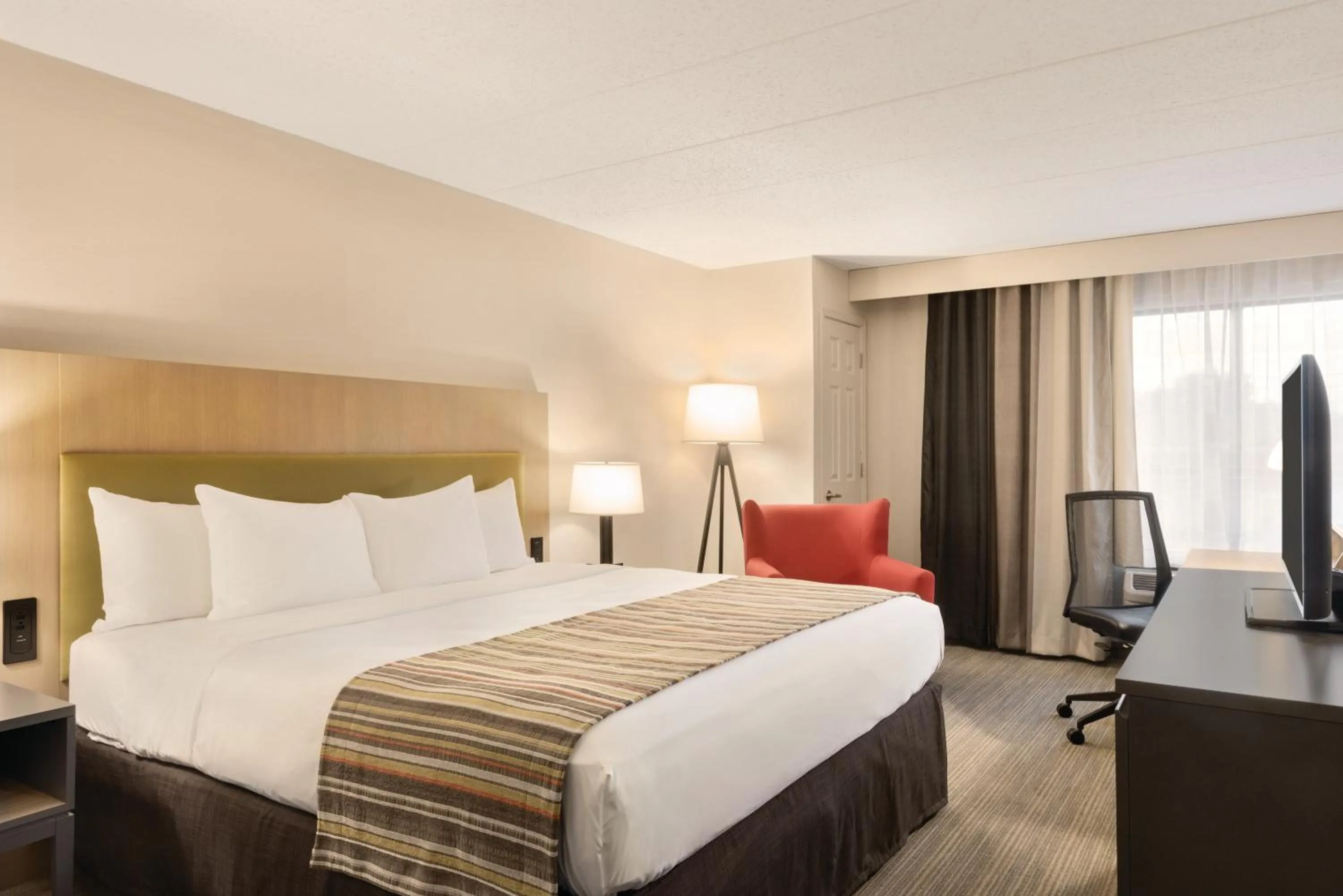 Bed in Country Inn & Suites by Radisson, La Crosse, WI