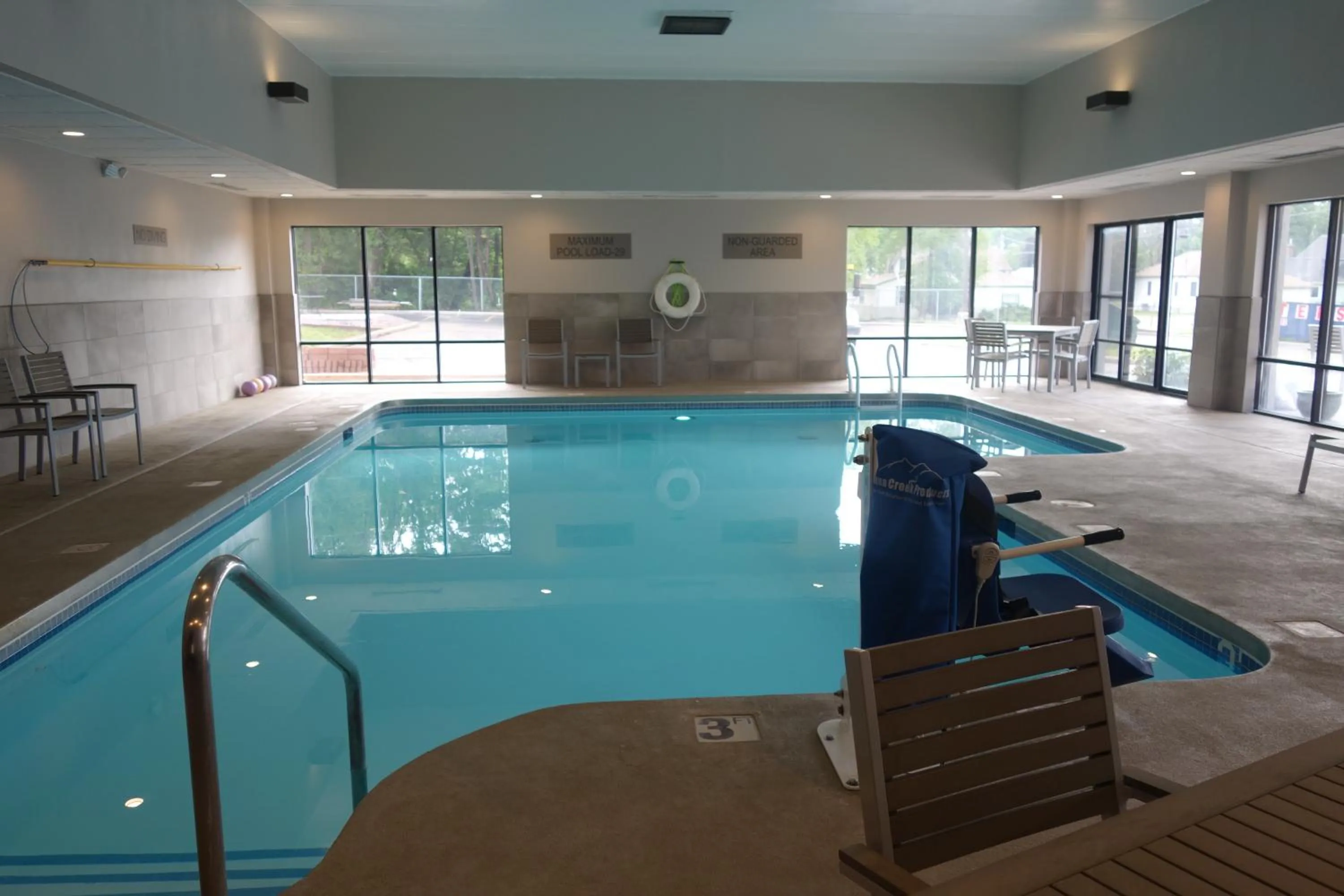 Swimming pool in Country Inn & Suites by Radisson, La Crosse, WI