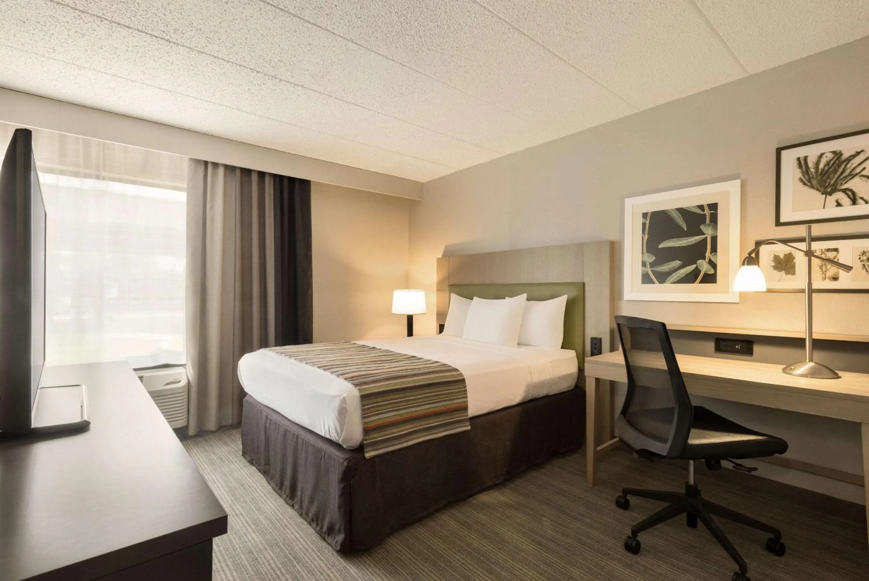 Bedroom, Bed in Country Inn & Suites by Radisson, La Crosse, WI