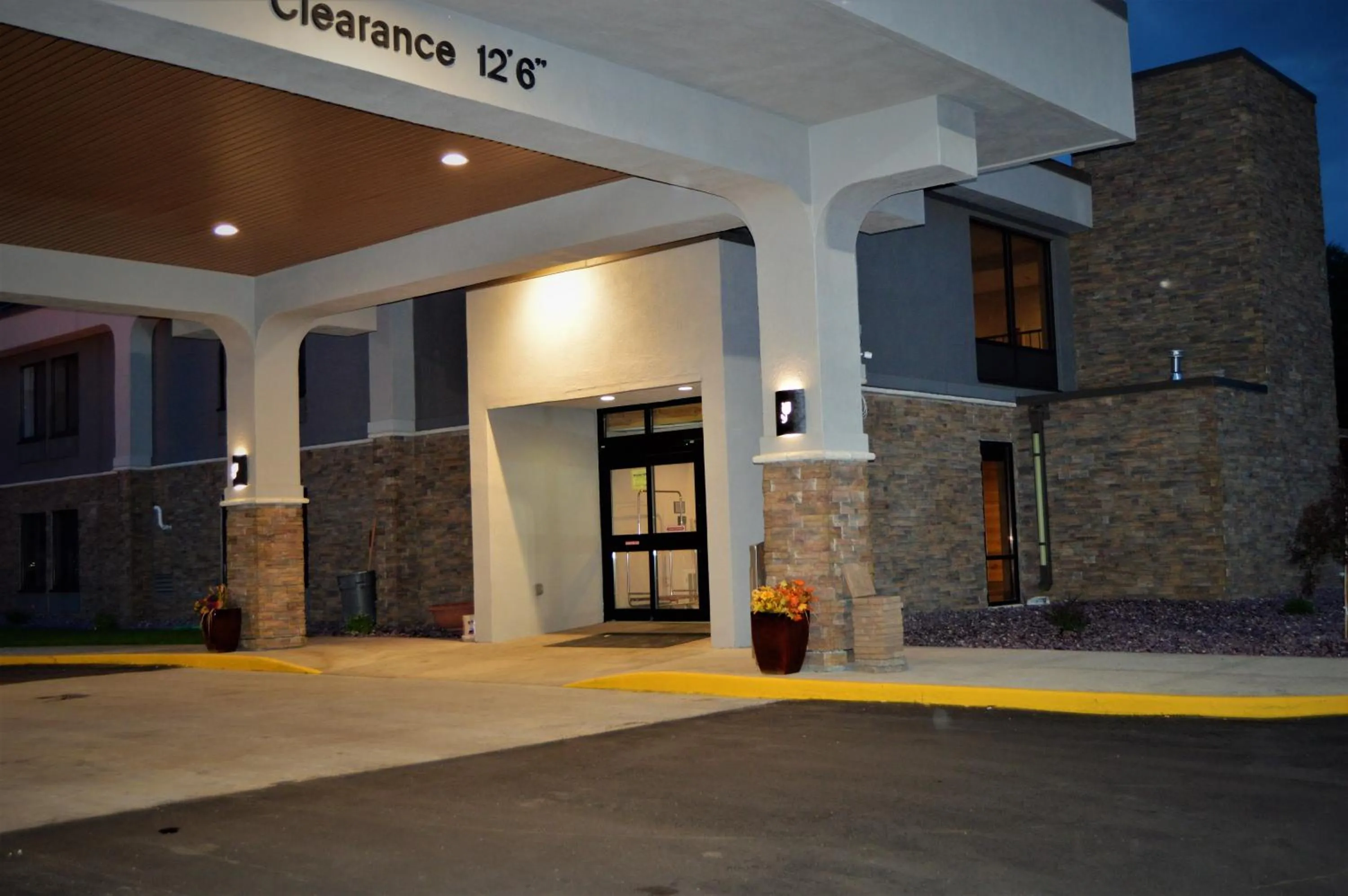 Property building in Country Inn & Suites by Radisson, La Crosse, WI