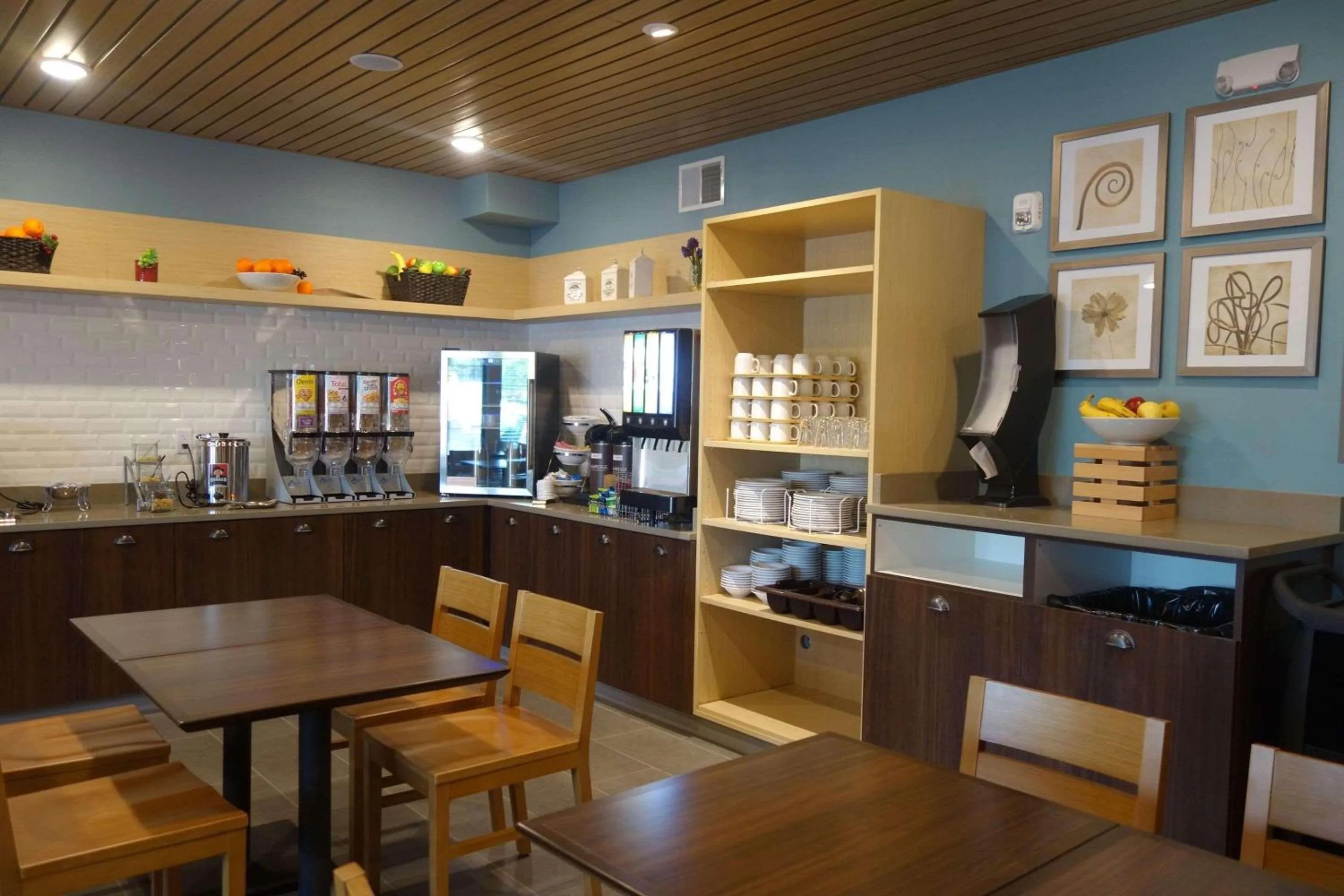 Breakfast in Country Inn & Suites by Radisson, La Crosse, WI