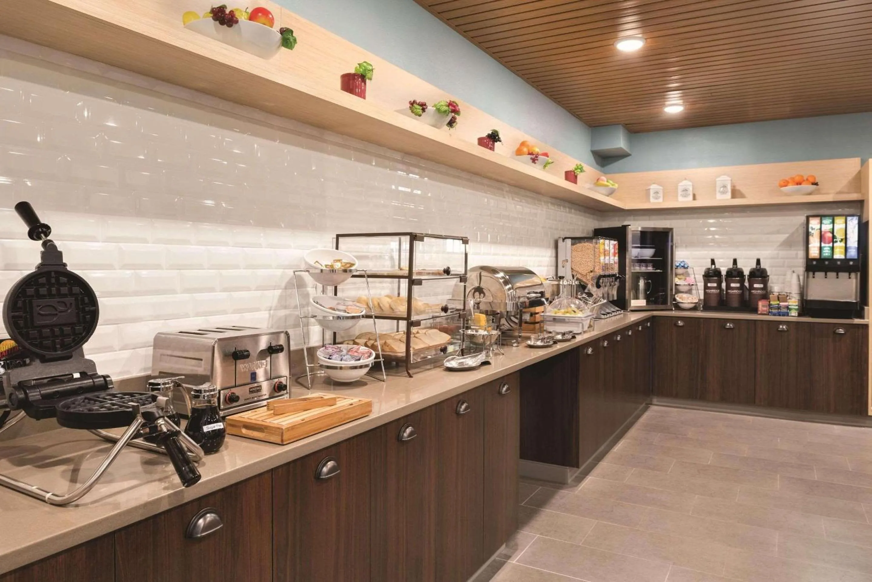 Breakfast in Country Inn & Suites by Radisson, La Crosse, WI