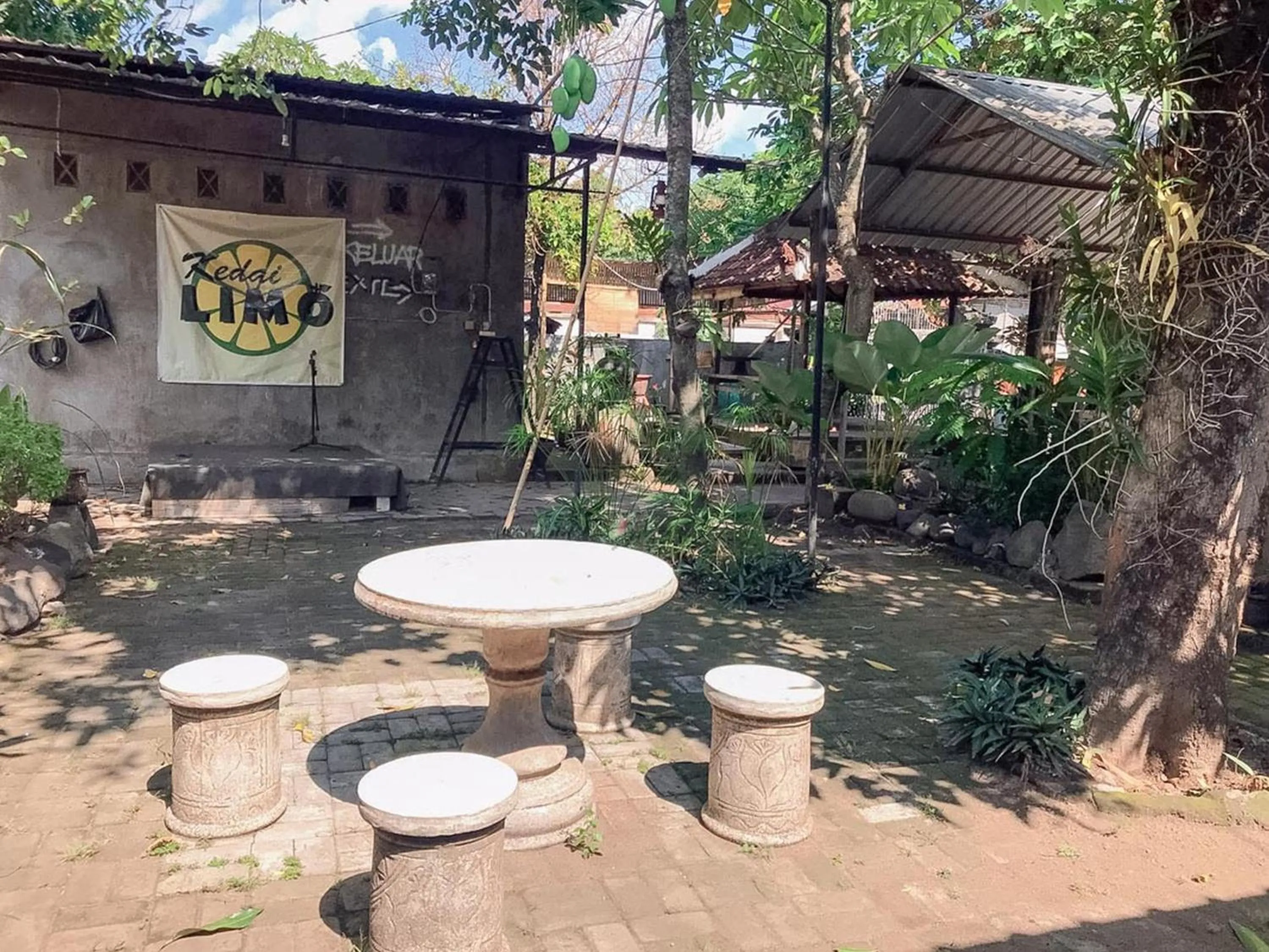 Seating area in Oka Homestay Mitra RedDoorz