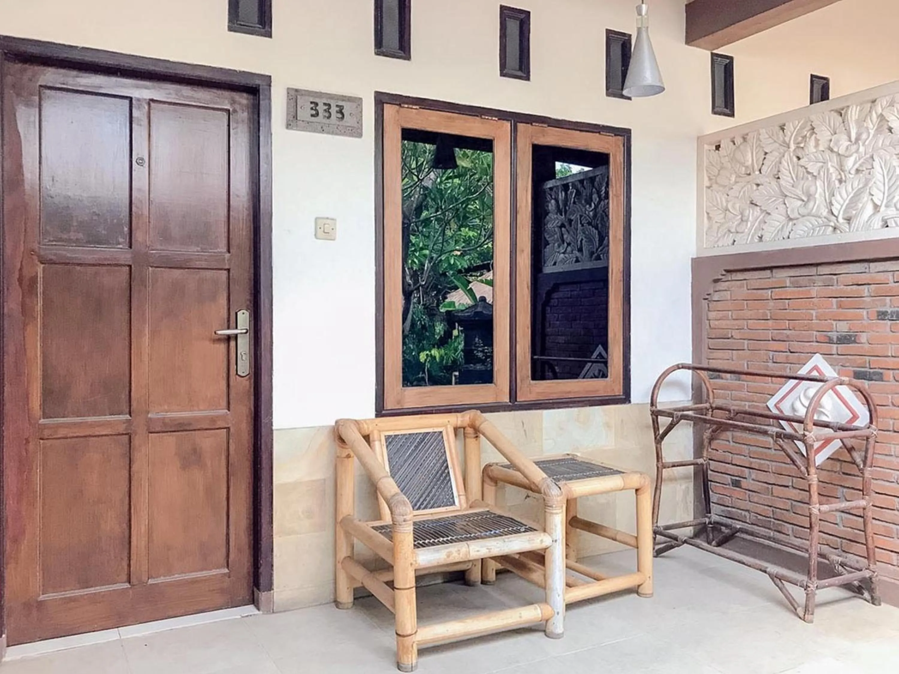 Seating area in Oka Homestay Mitra RedDoorz