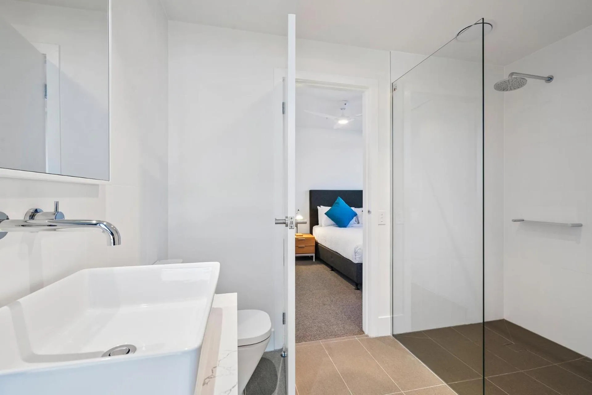 Bathroom, Bed in Anchorage Apartments Hampton