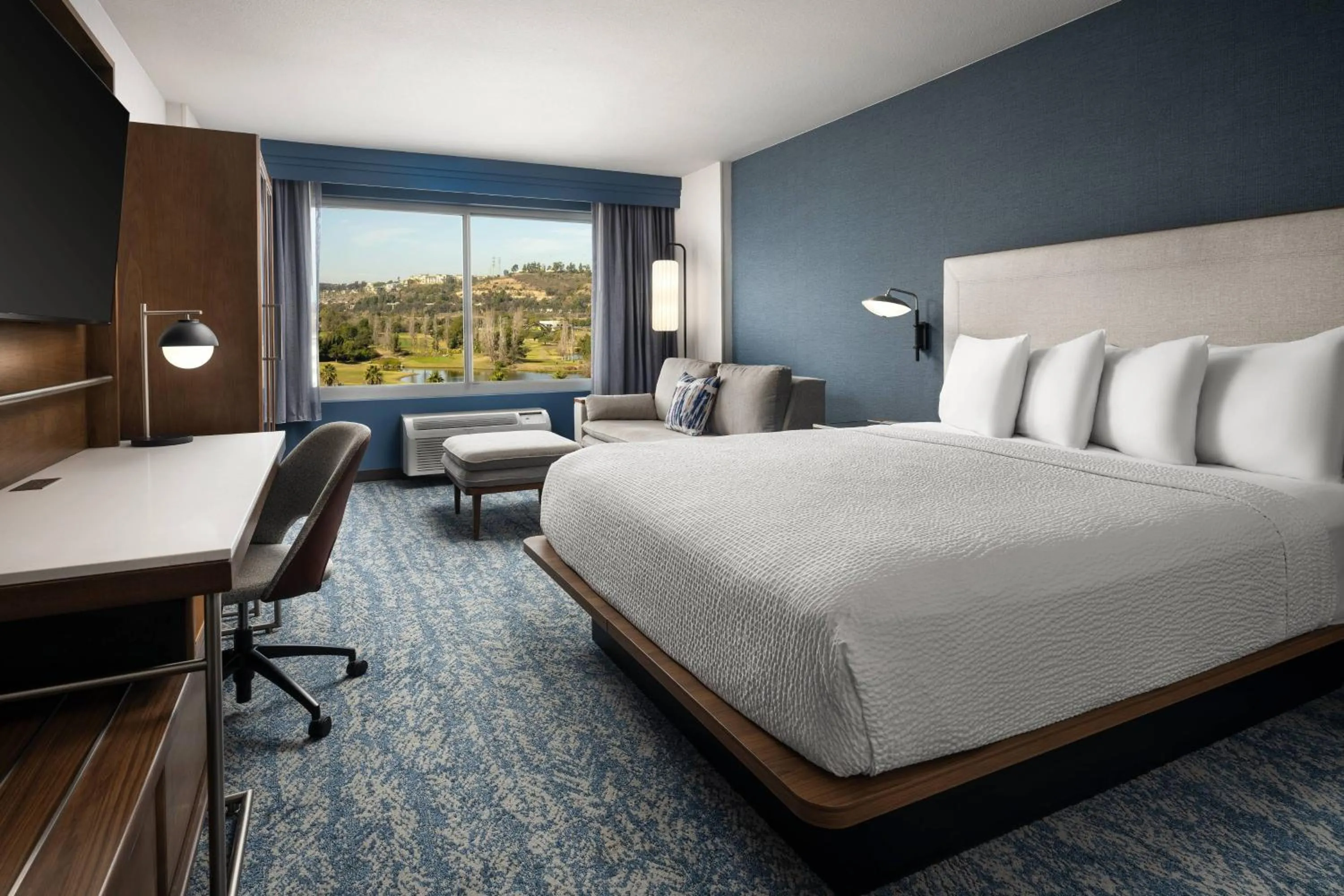 Photo of the whole room, Bed in Courtyard by Marriott San Diego Mission Valley/Hotel Circle
