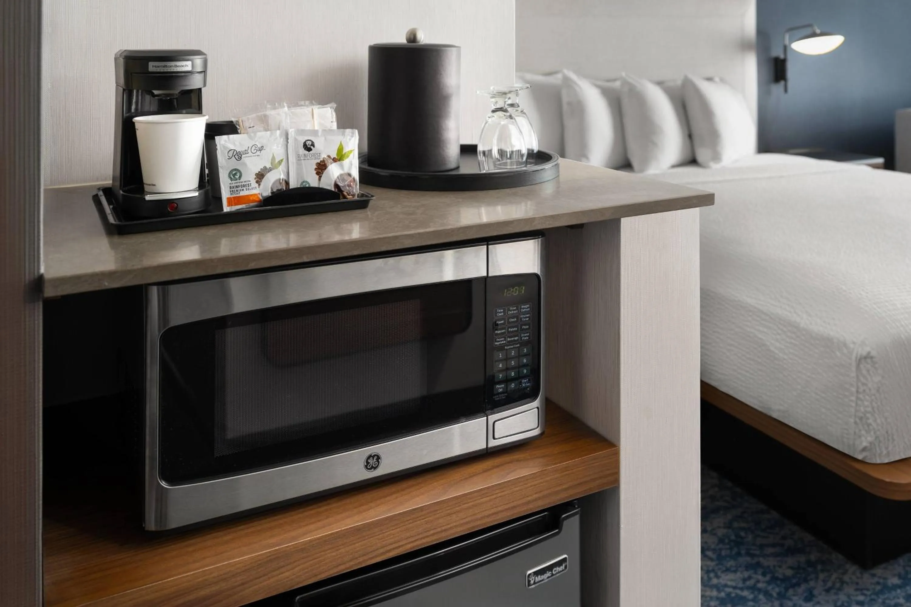 Photo of the whole room, Bed in Courtyard by Marriott San Diego Mission Valley/Hotel Circle