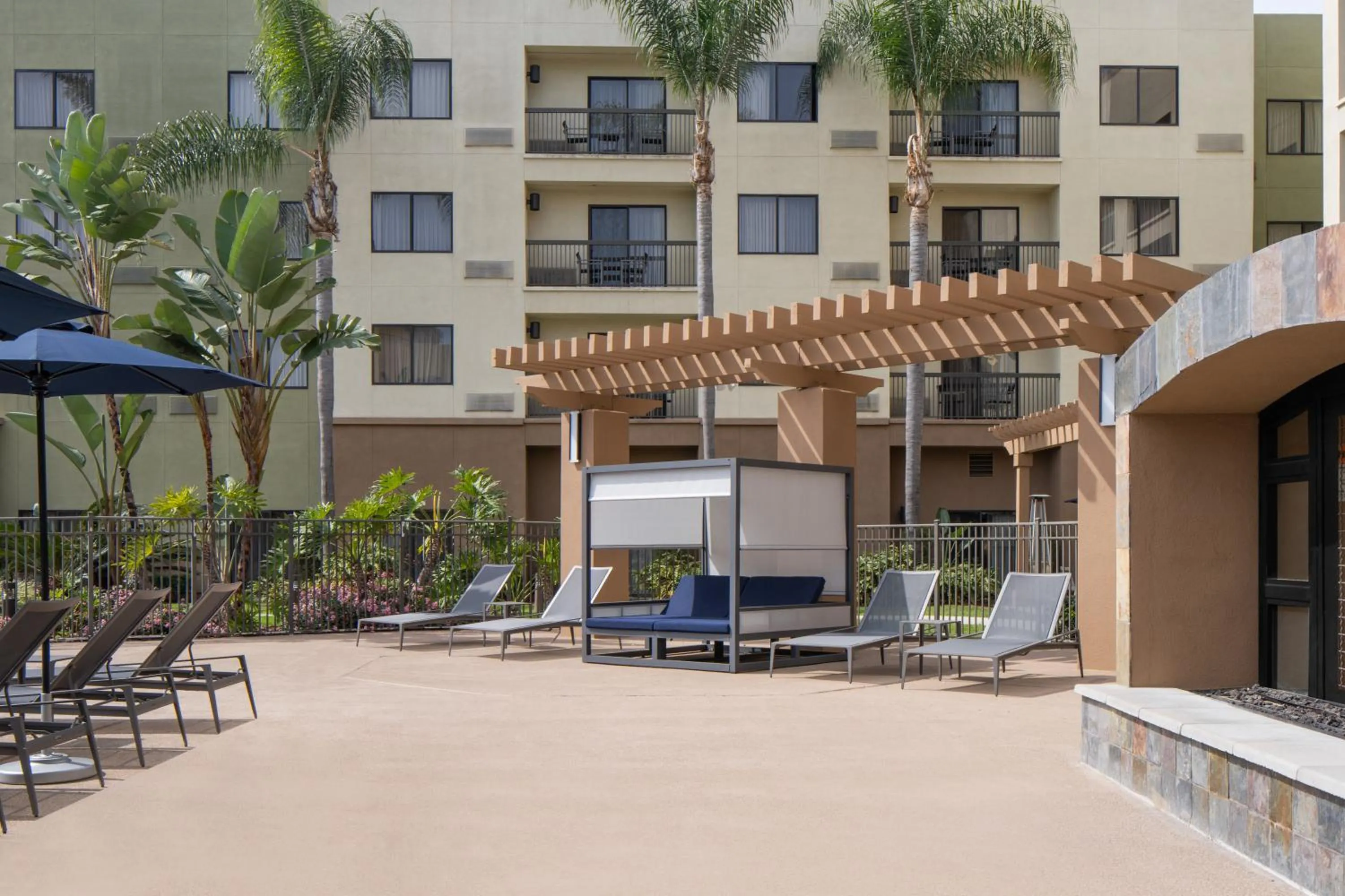 Patio in Courtyard by Marriott San Diego Central