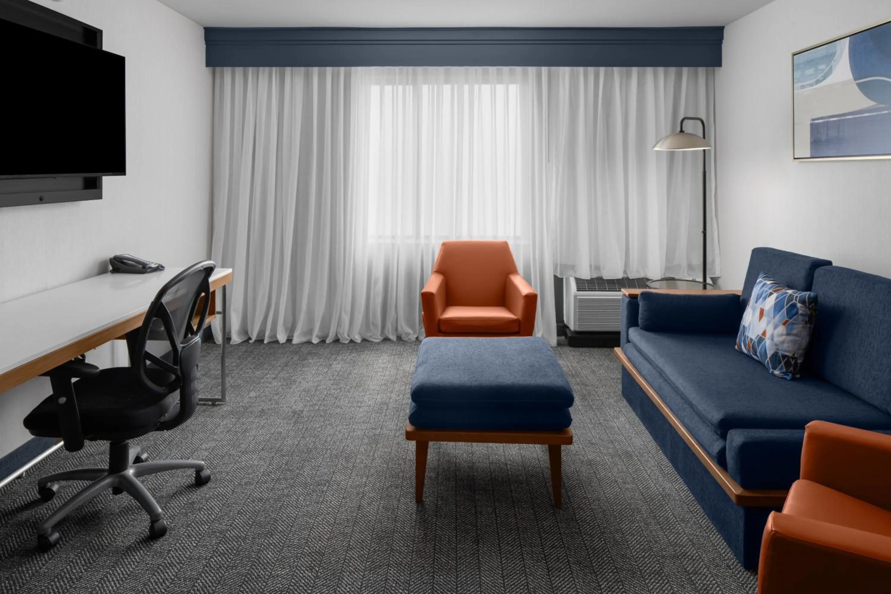 Living room in Courtyard by Marriott San Diego Central