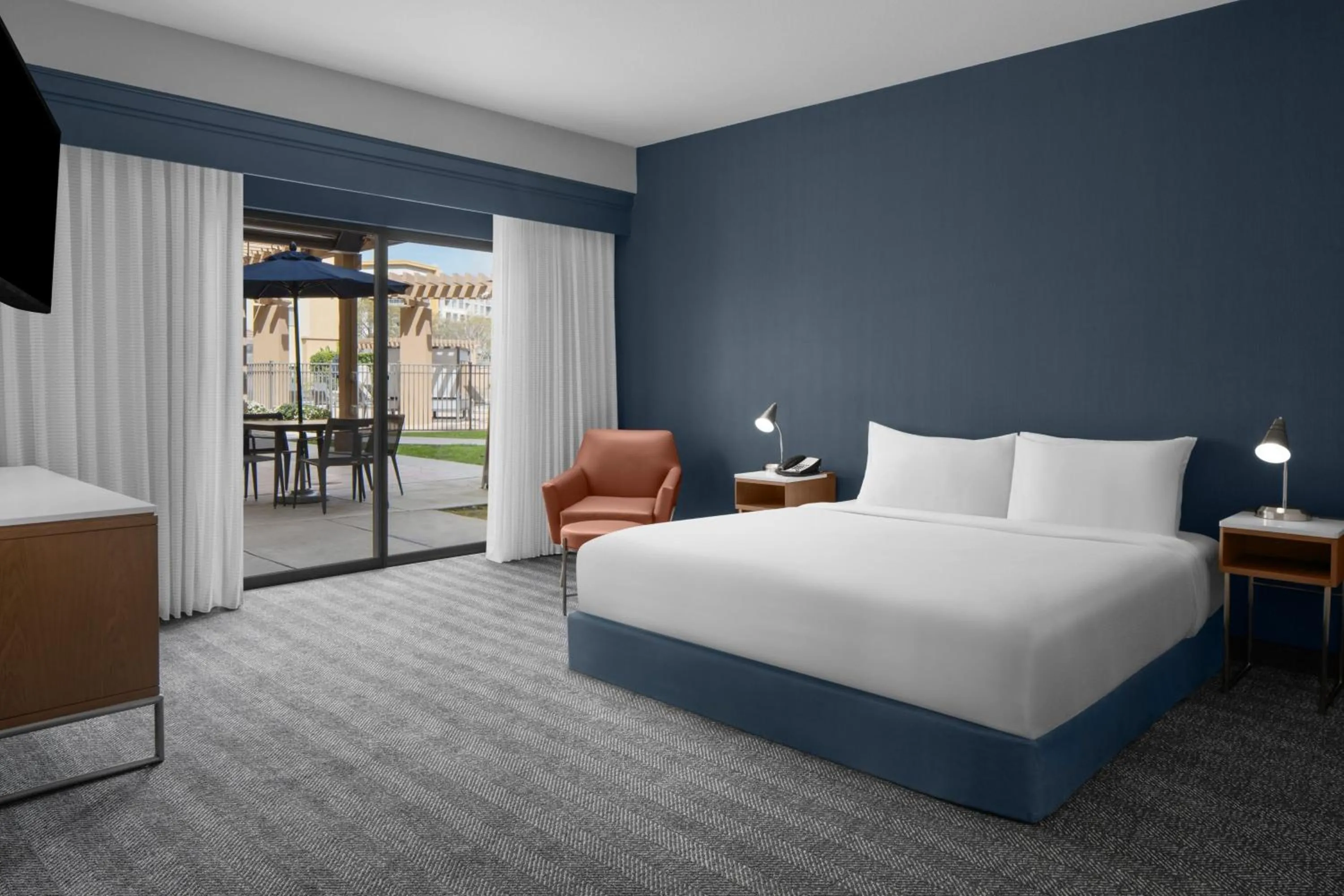 Swimming pool, Bed in Courtyard by Marriott San Diego Central