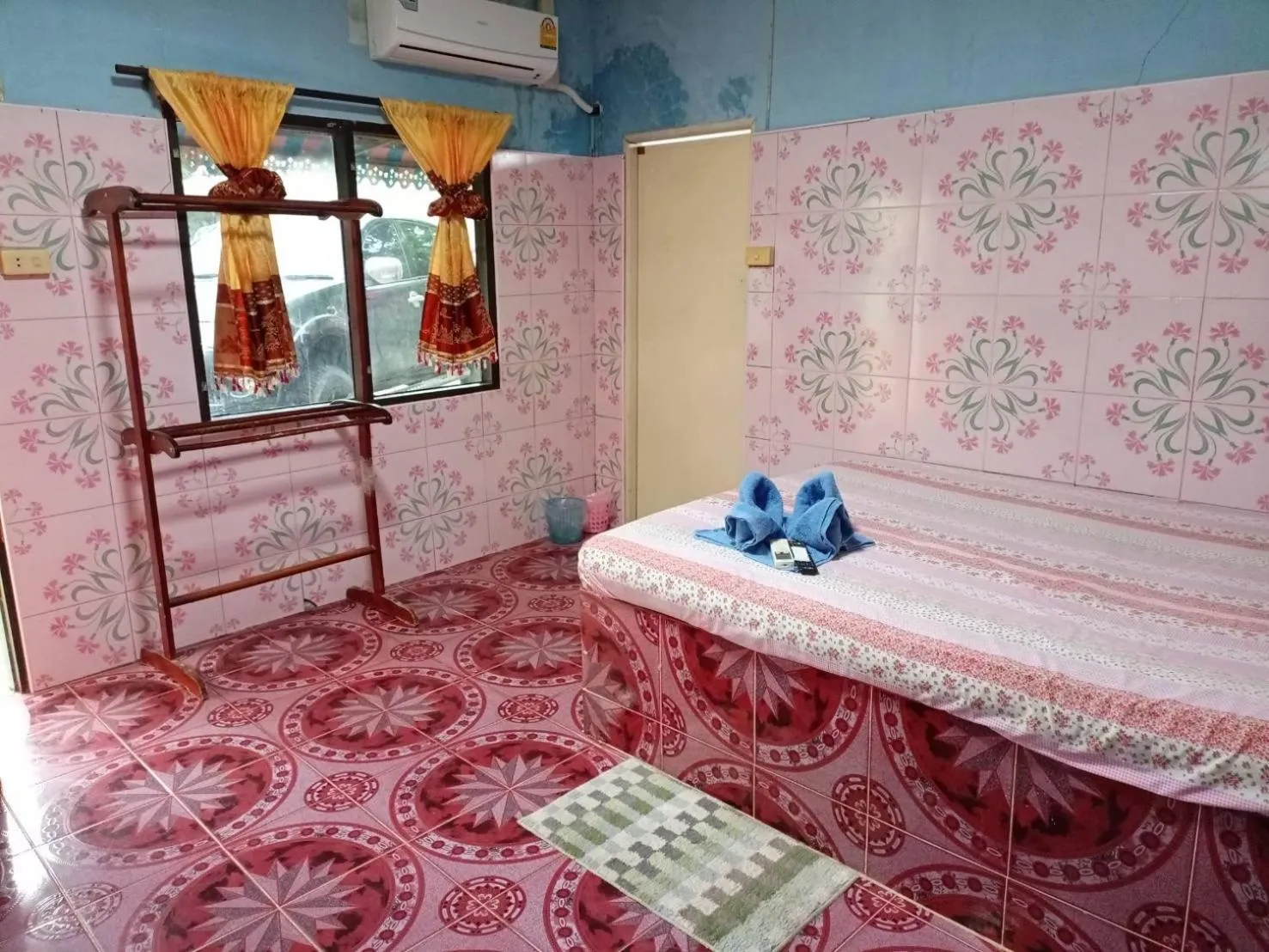 Bed in Kanjana Resort