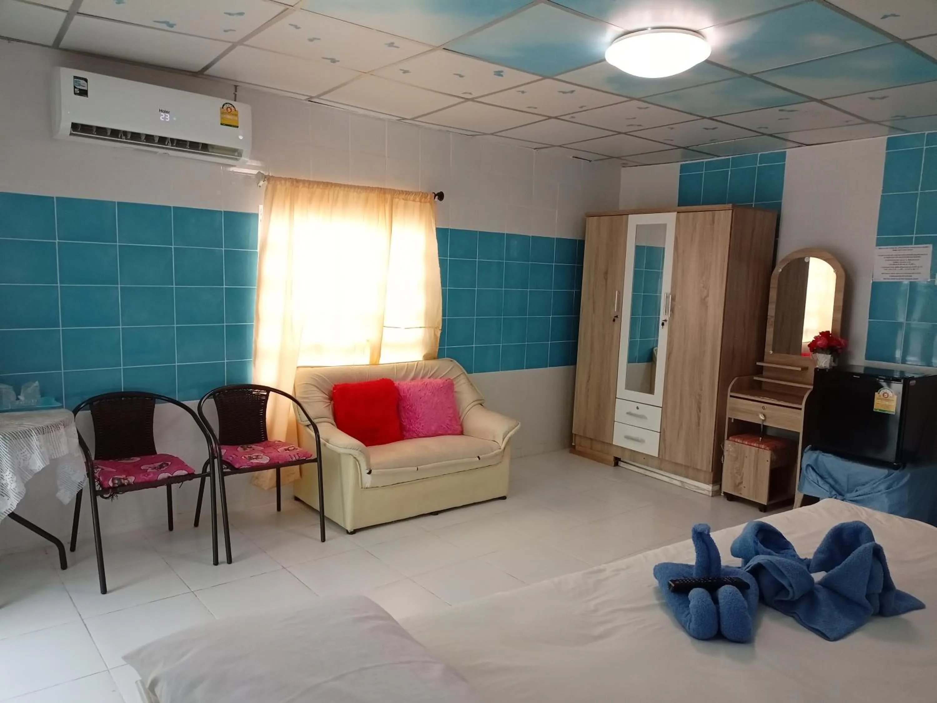 Seating area, Bed in Kanjana Resort