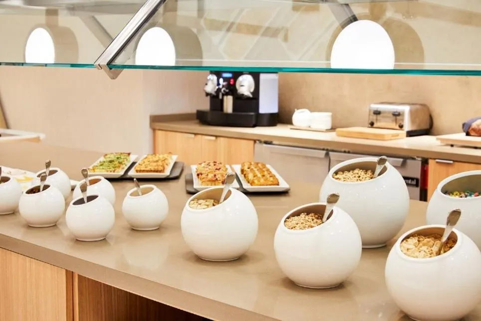 Breakfast in SpringHill Suites by Marriott Old Montreal