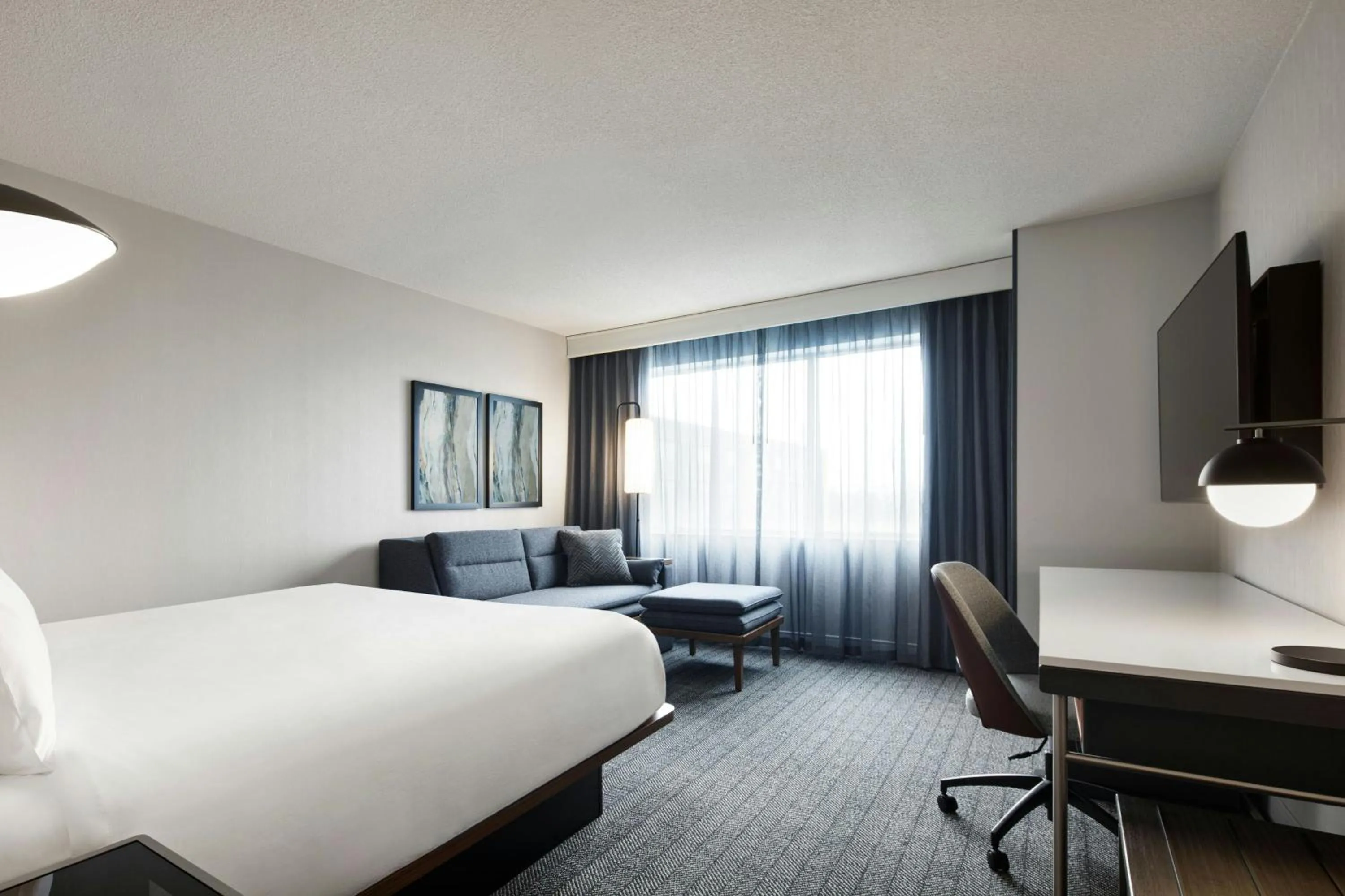 Photo of the whole room, Bed in Courtyard by Marriott Montreal Airport