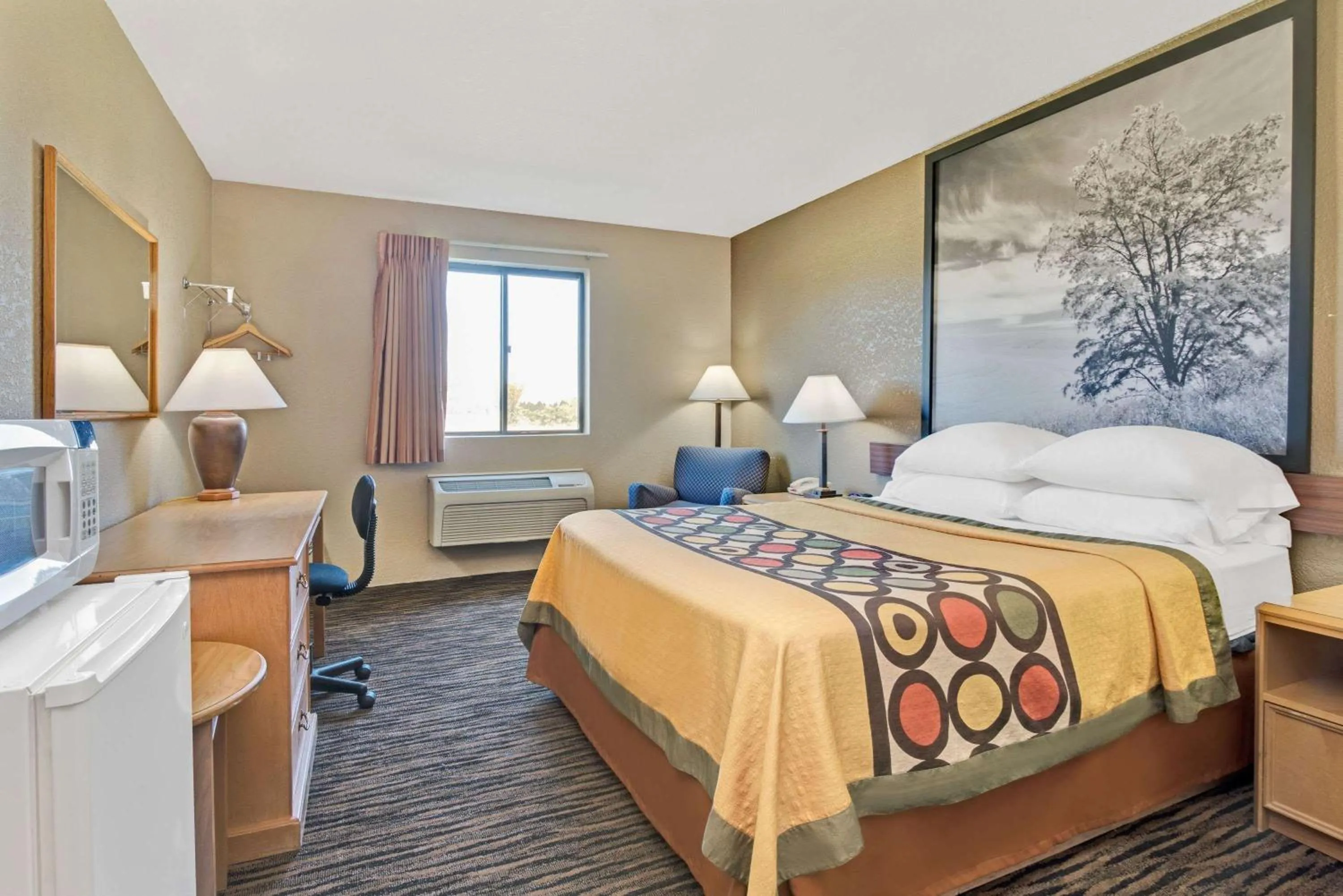 Photo of the whole room, Bed in Super 8 by Wyndham Spokane/West