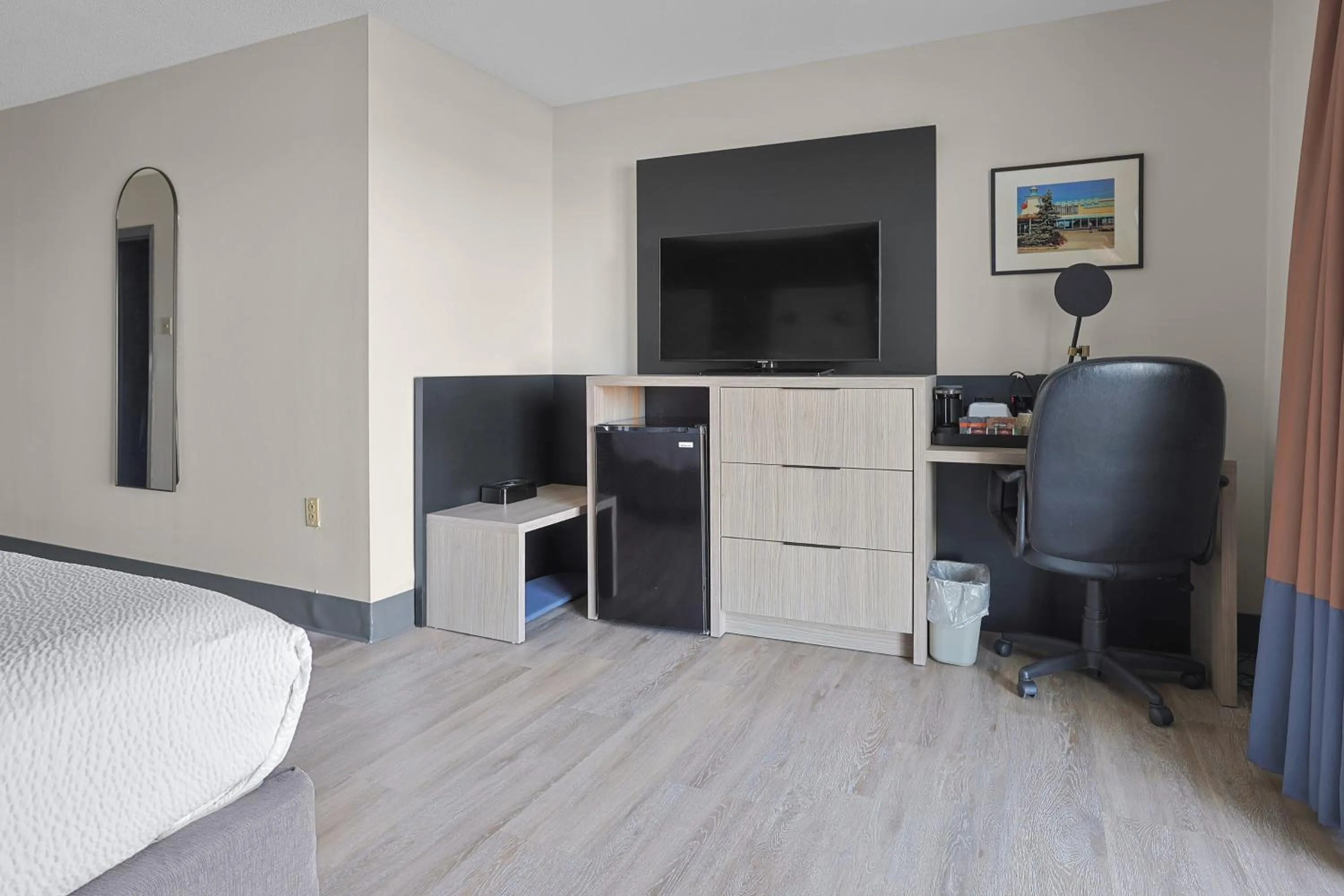 TV and multimedia in The Jordan Hotel Ramada by Wyndham