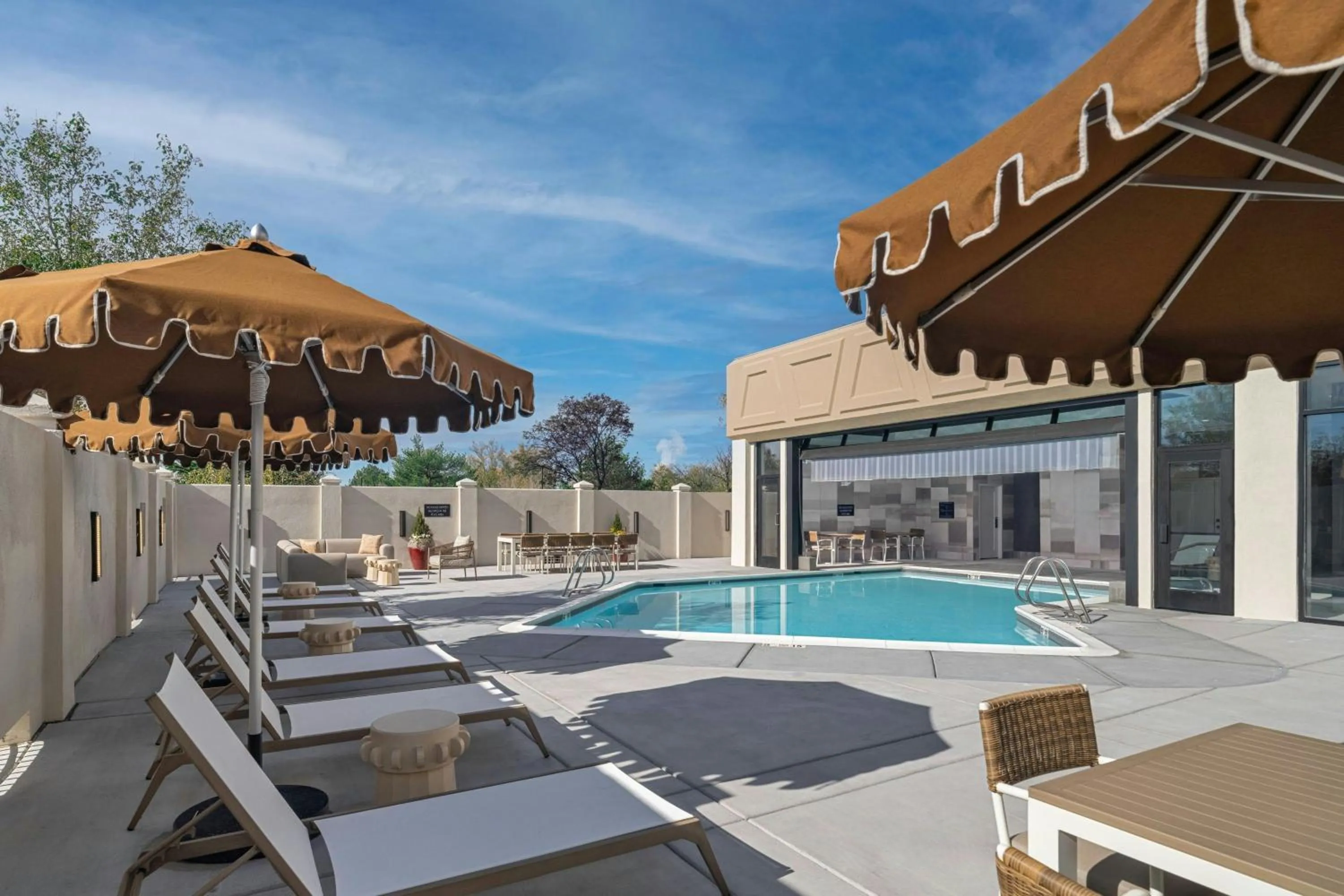 Swimming pool in Albuquerque Marriott Pyramid North