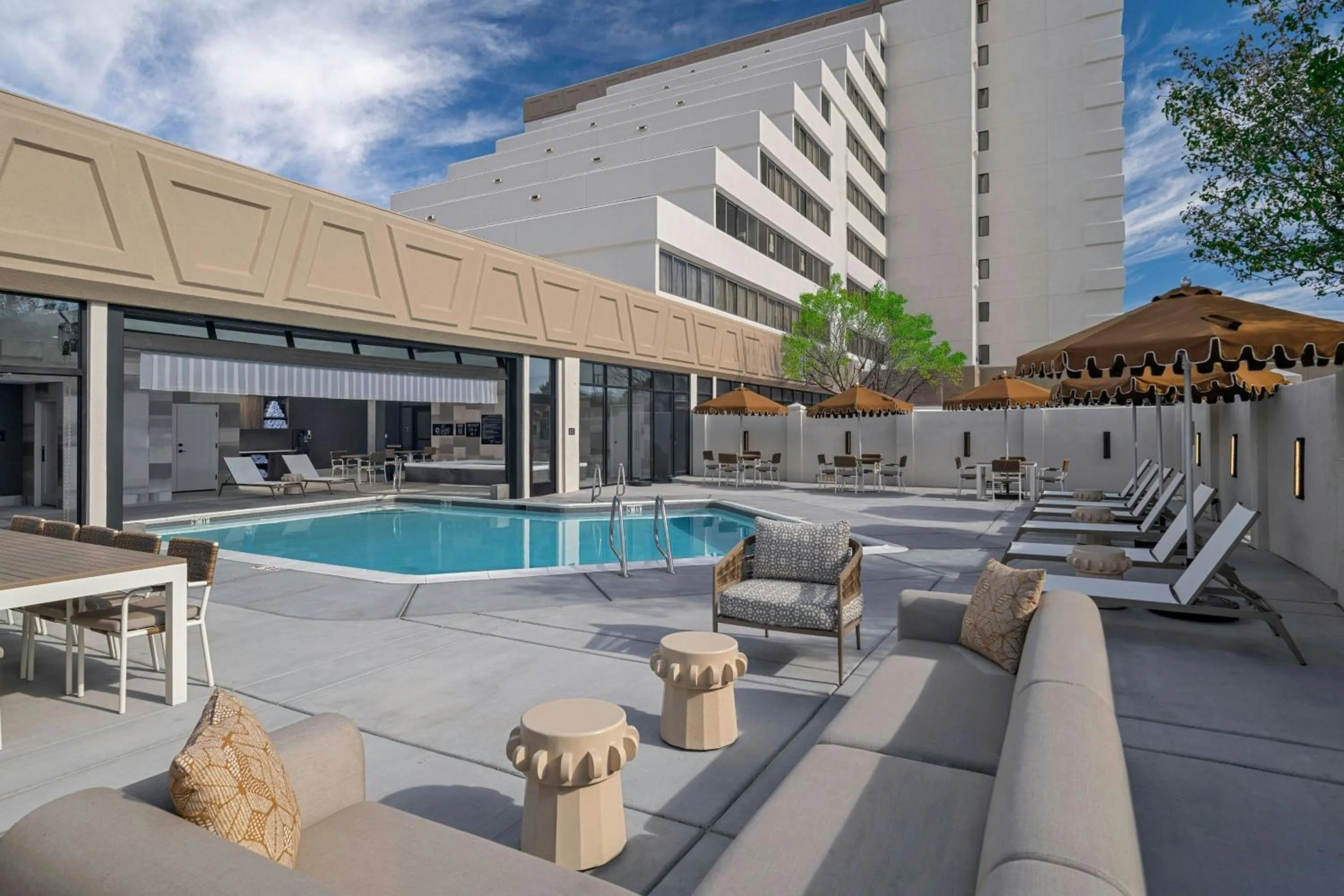 Swimming pool in Albuquerque Marriott Pyramid North