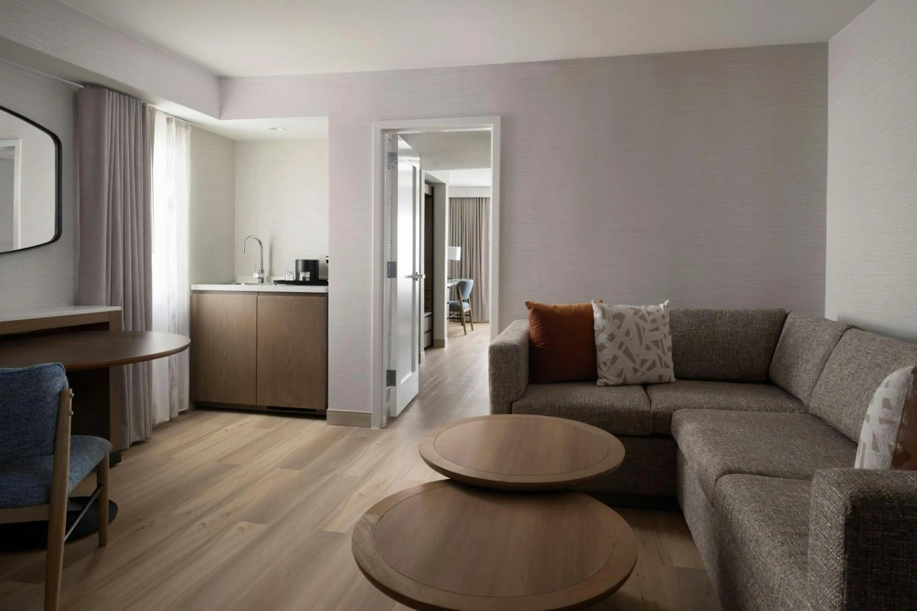 Living room in Albuquerque Marriott Pyramid North