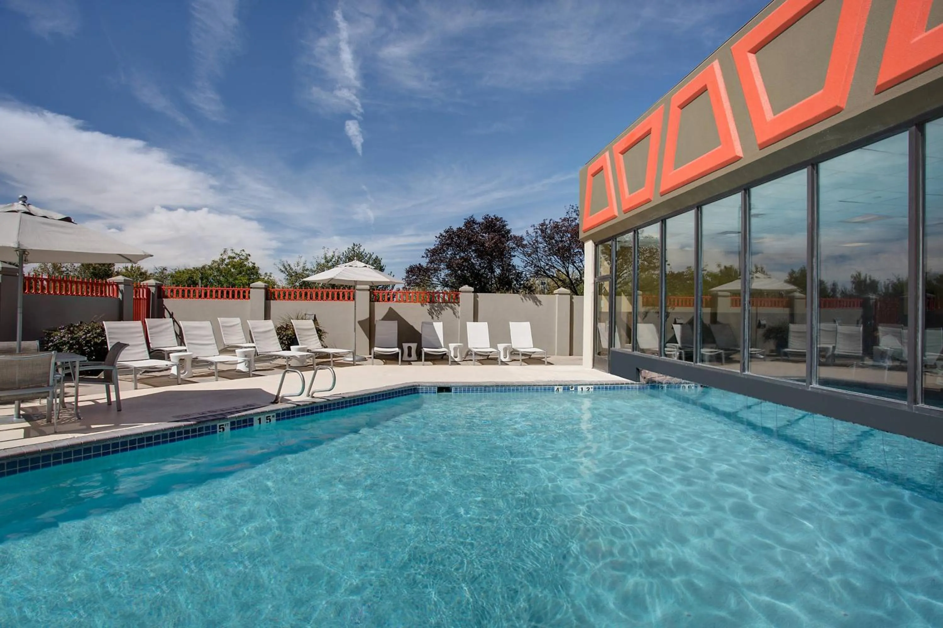 Swimming pool in Albuquerque Marriott Pyramid North