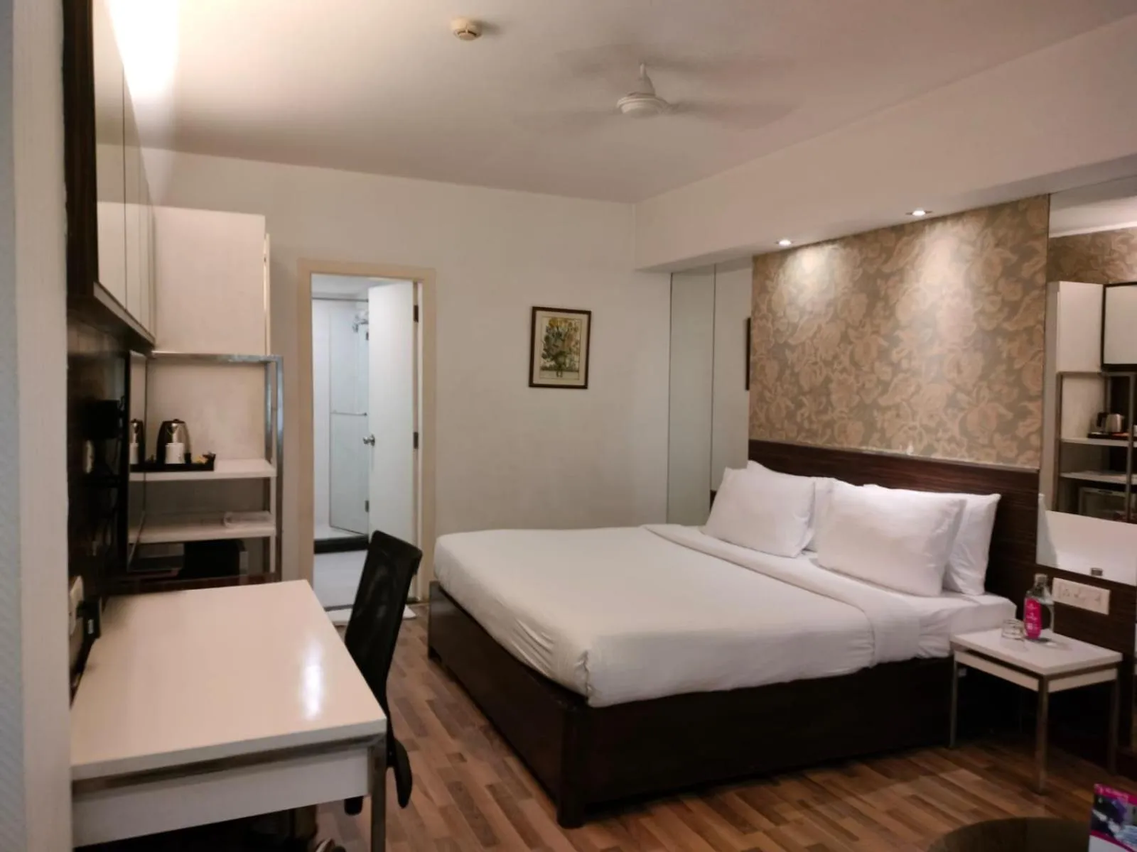 Photo of the whole room, Bed in Regenta Place Bangalore, Cunningham Road