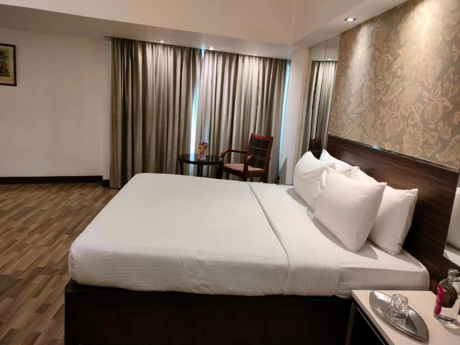 Bedroom, Bed in Regenta Place Bangalore, Cunningham Road
