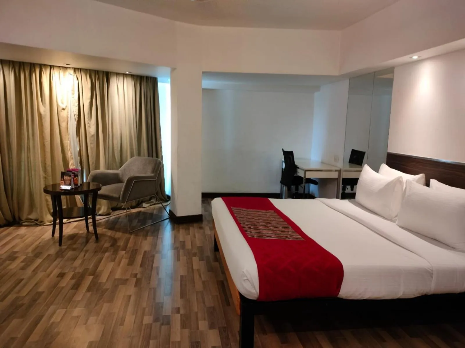 Bedroom, Bed in Regenta Place Bangalore, Cunningham Road